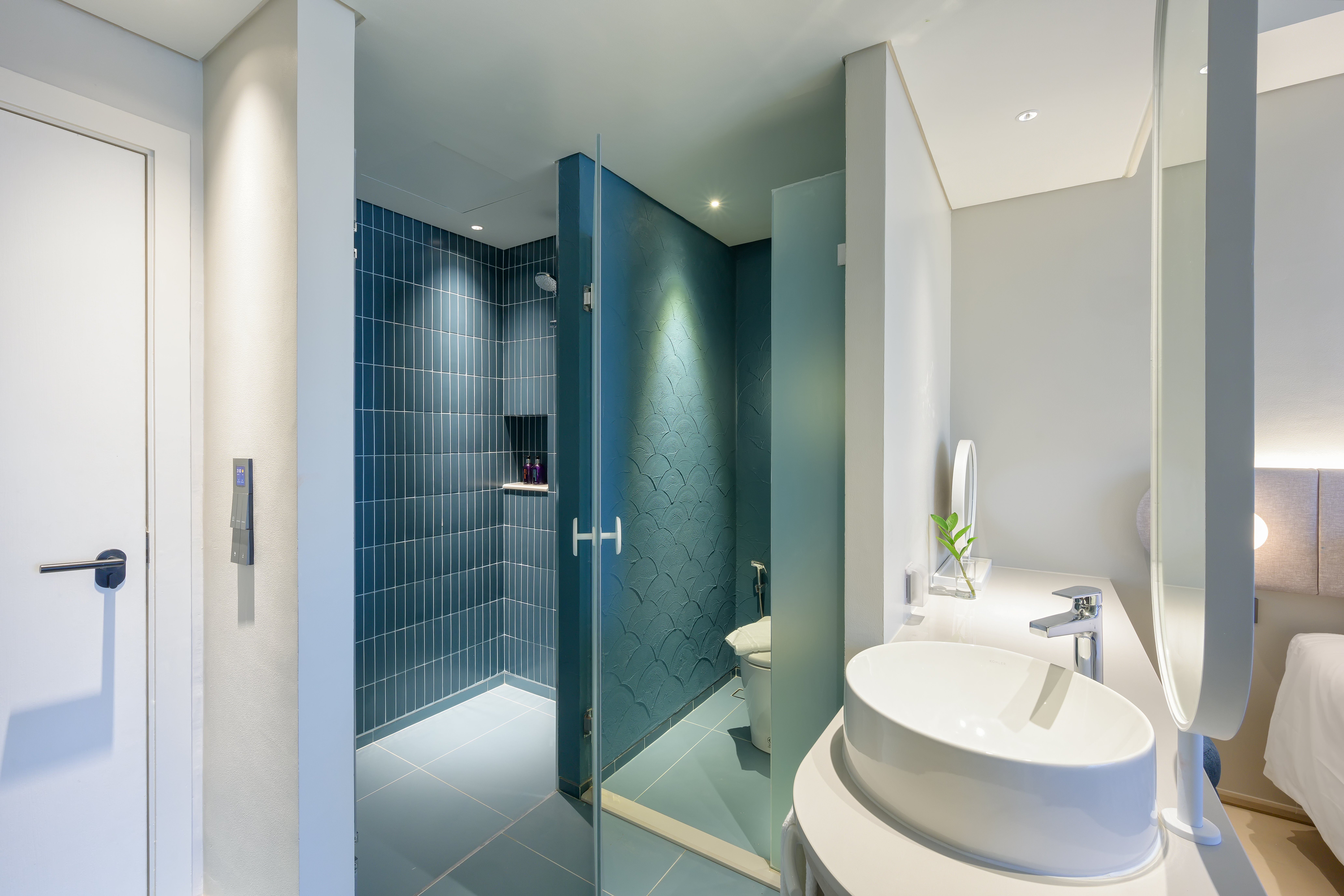 CENTARA KARON PHUKET-guestroom-02 Superior Ocean View - Bathroom.jpg