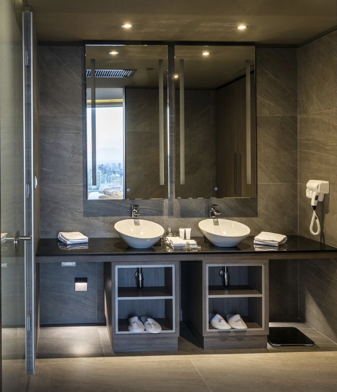 ICON HOTEL SANTIAGO-guestroom-bathroom.jpg