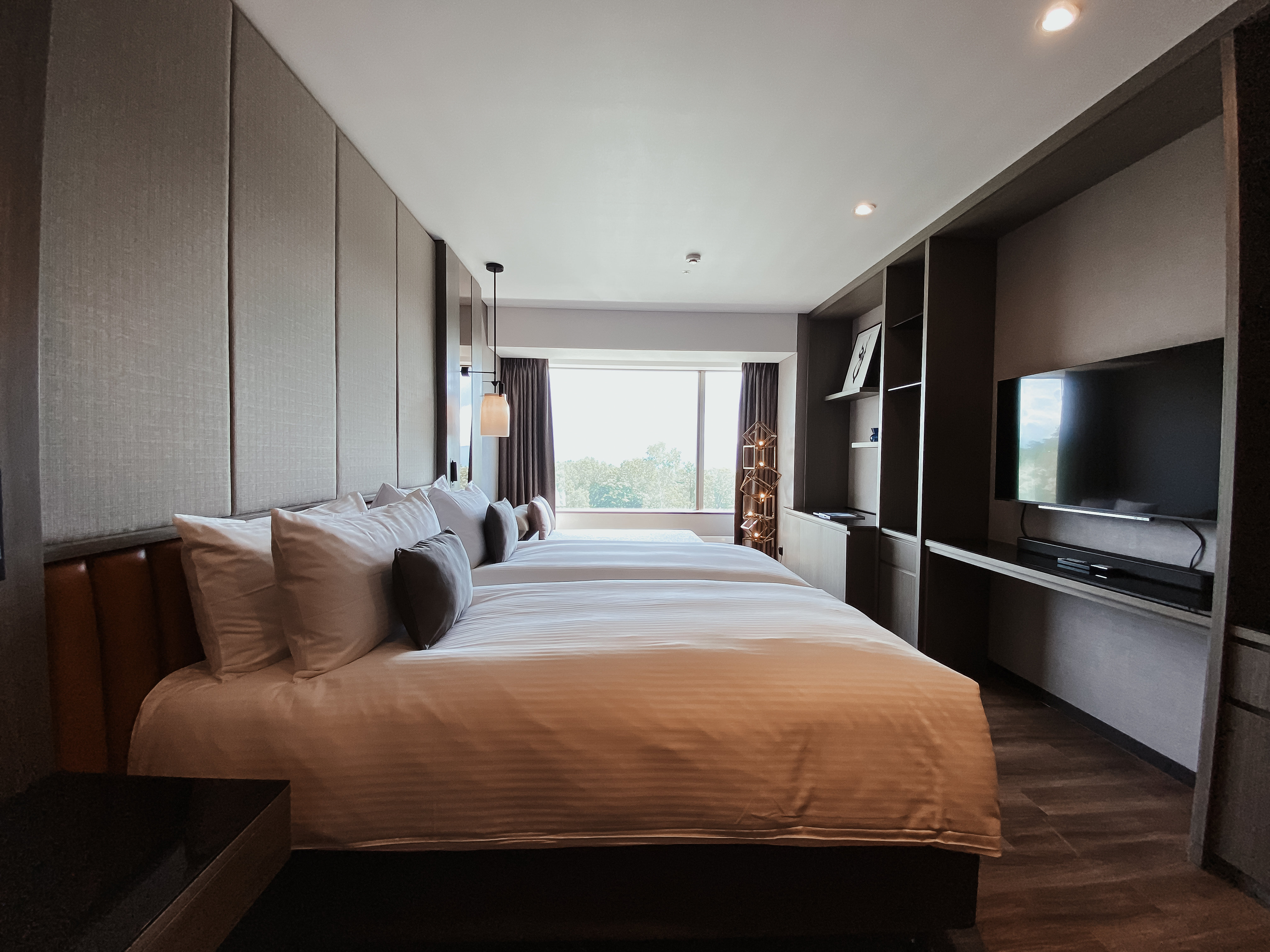 HINODE HILLS NISEKO VILLAGE-guestroom-Deluxe Room.jpg