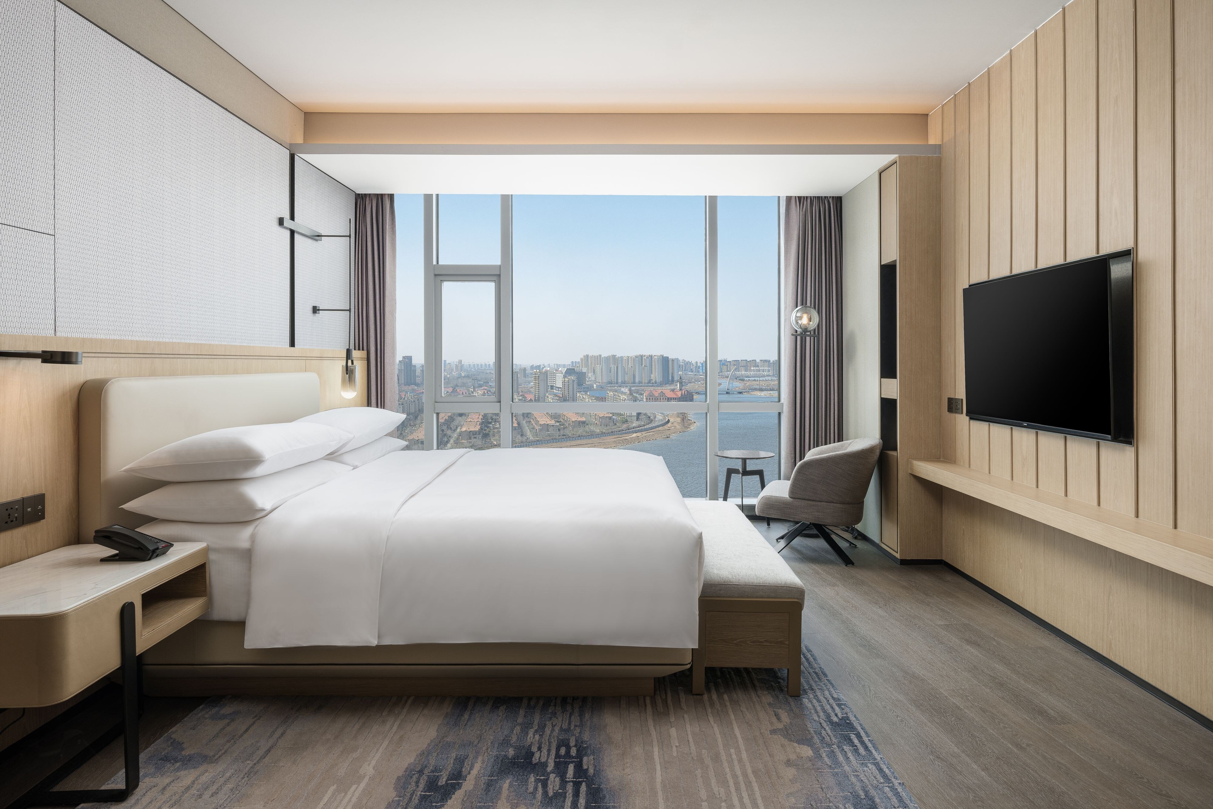 Qingdao Marriott Hotel Jiaozhou-guestroom-Premium Suite_Bedroom.jpg