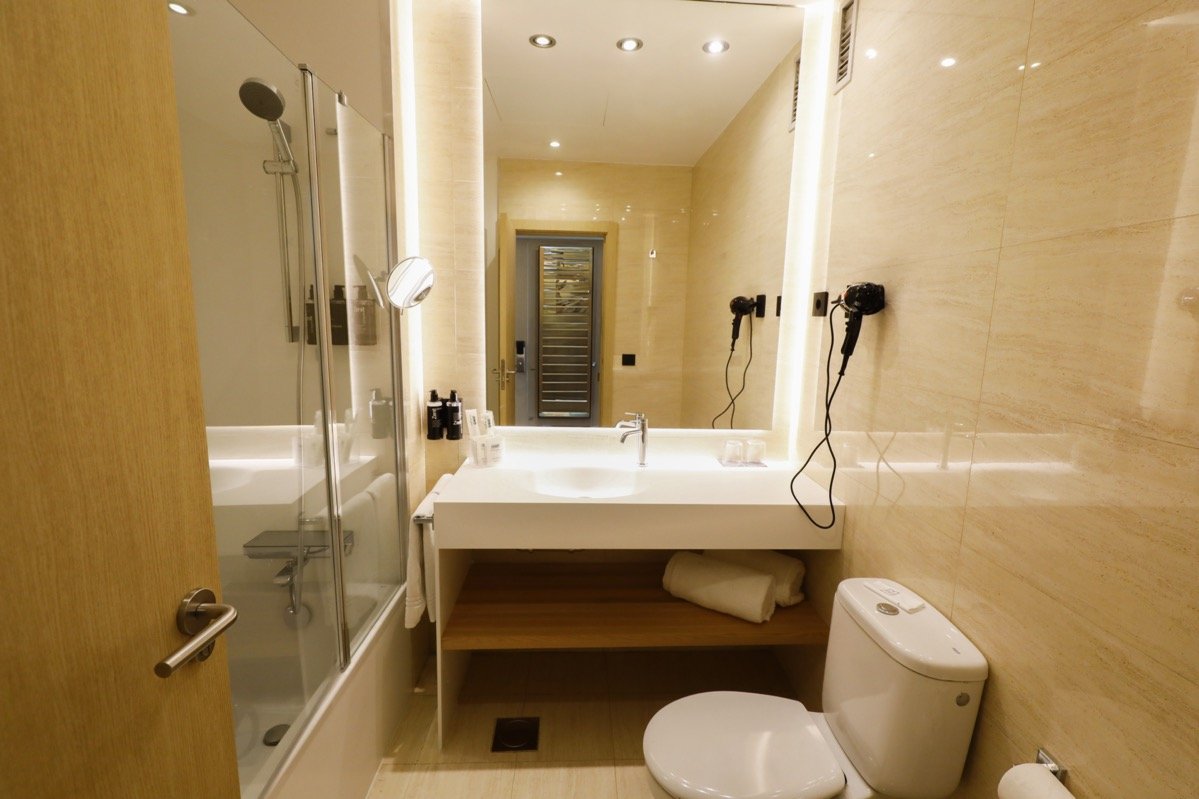HOTEL ZENIT BILBAO-guestroom-Bathroom.jpg