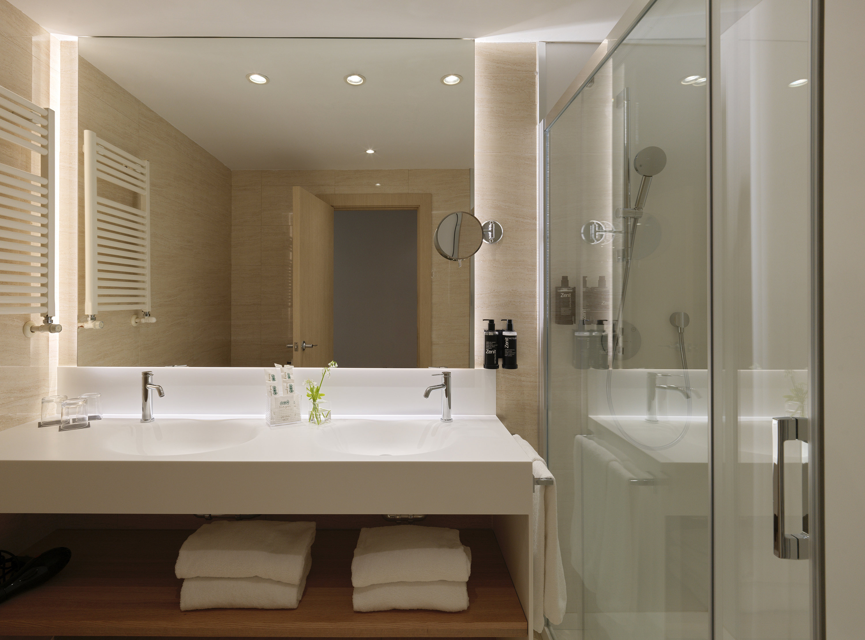 HOTEL ZENIT CORUNA-guestroom-Bathroom.jpg