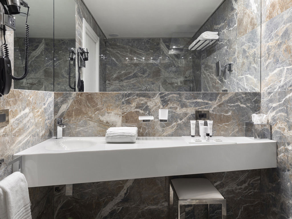 NAPOLI PALACE HOTEL-guestroom-Bathroom.jpg