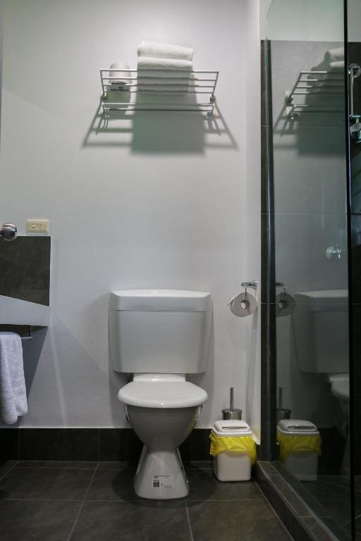 BIRCH RESORT PORT DOUGLAS-guestroom-Bathroom.jpg
