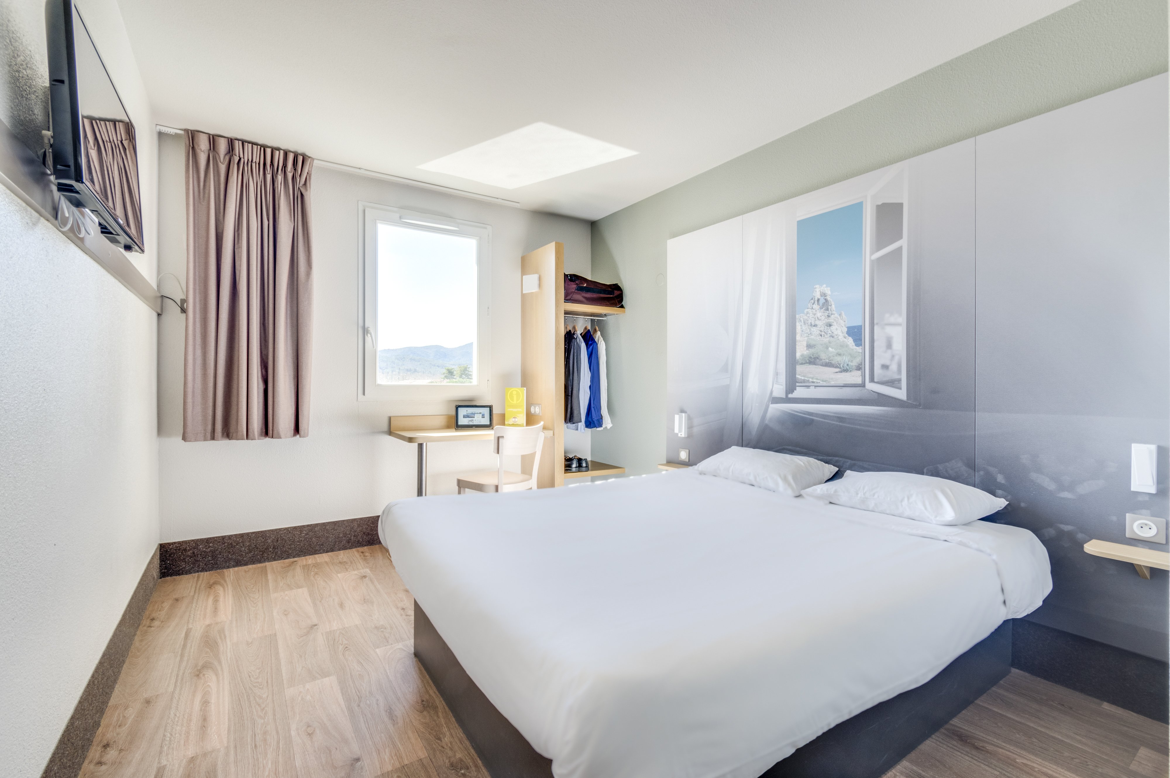 B&B HOTEL BRIGNOLES-guestroom-GUESTROOM.jpg