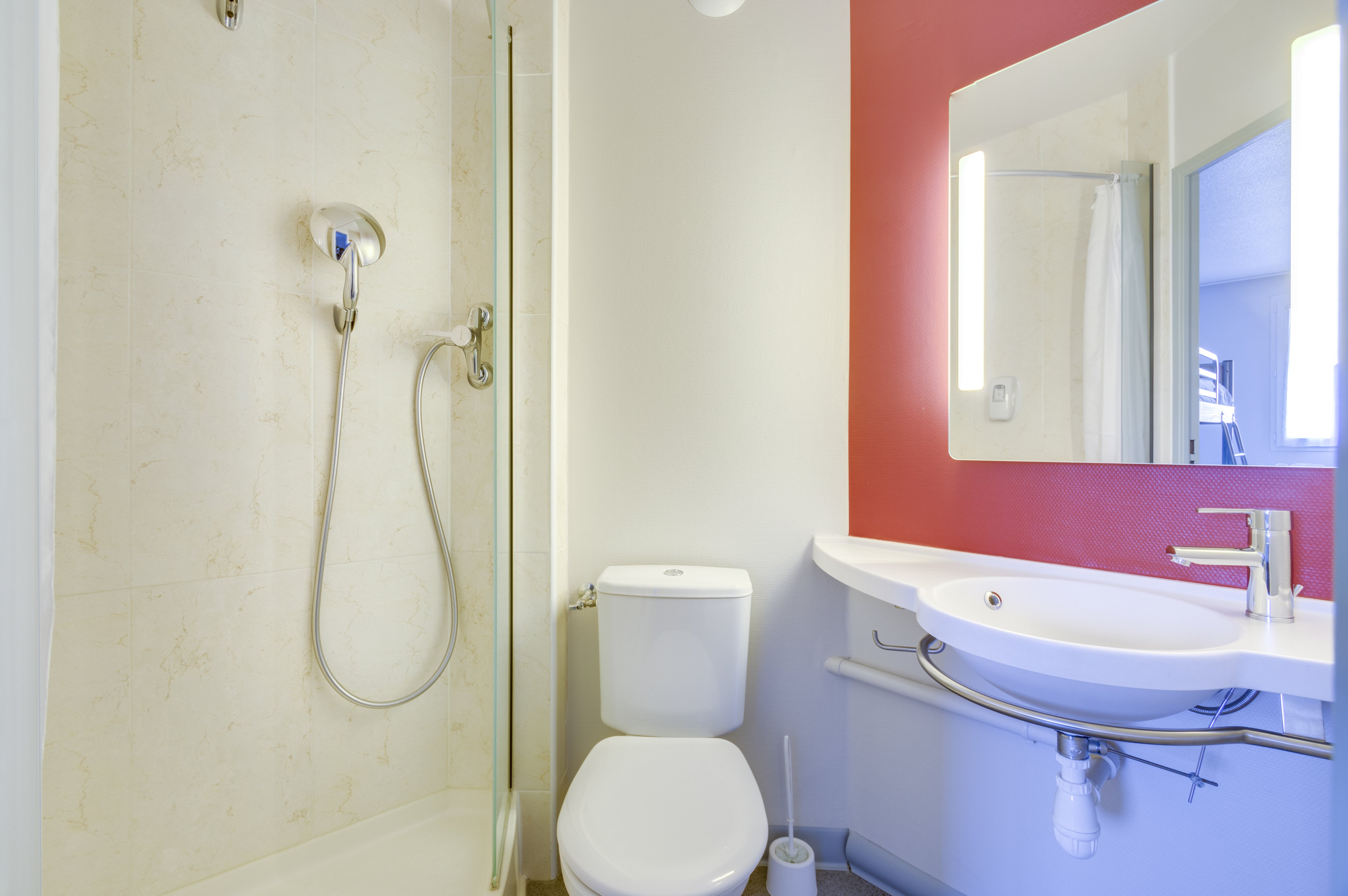 B&B HOTEL BRIGNOLES-guestroom-BATHROOM.jpg