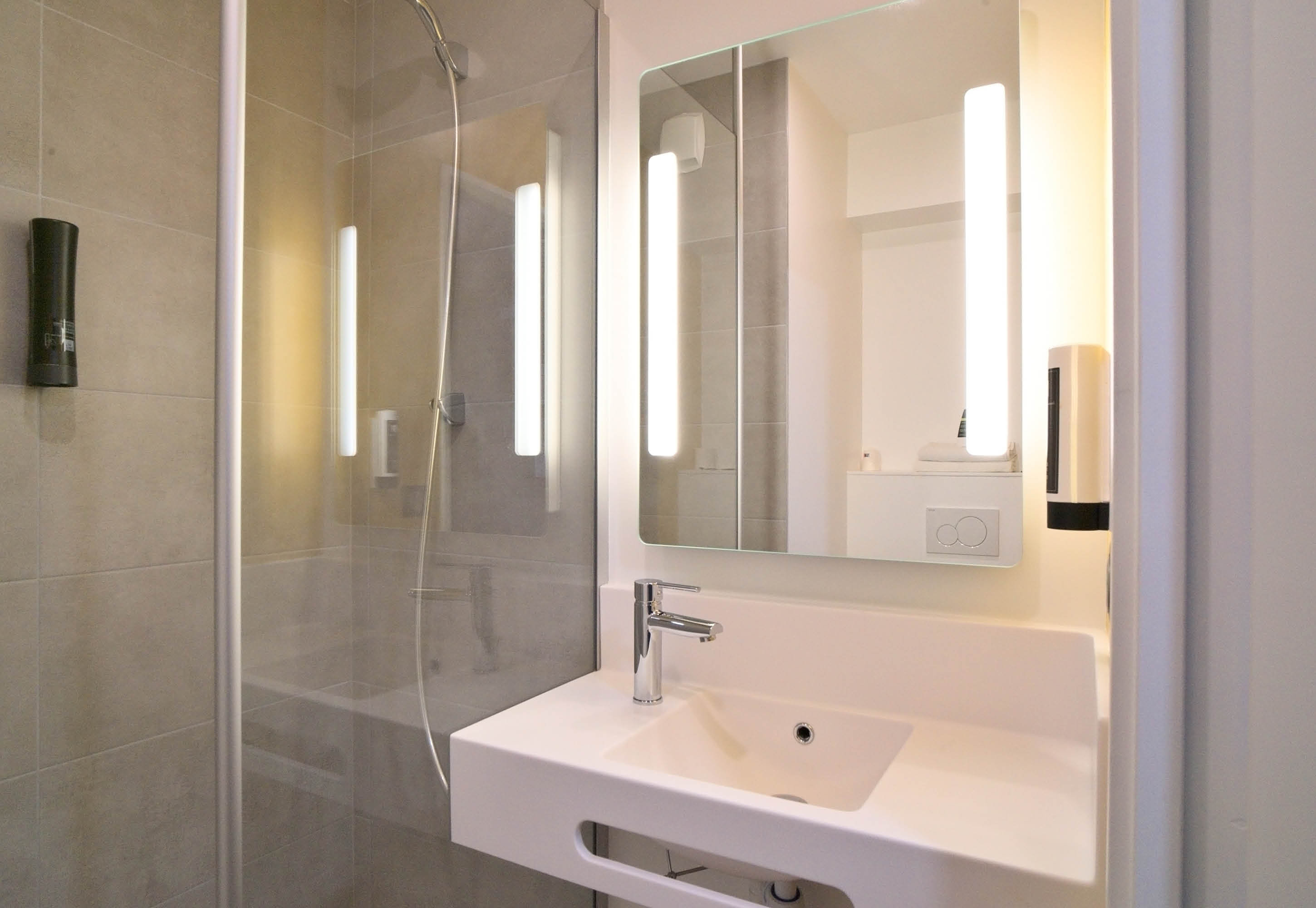 B&B HOTEL DREUX NORD-guestroom-Bathroom.jpg