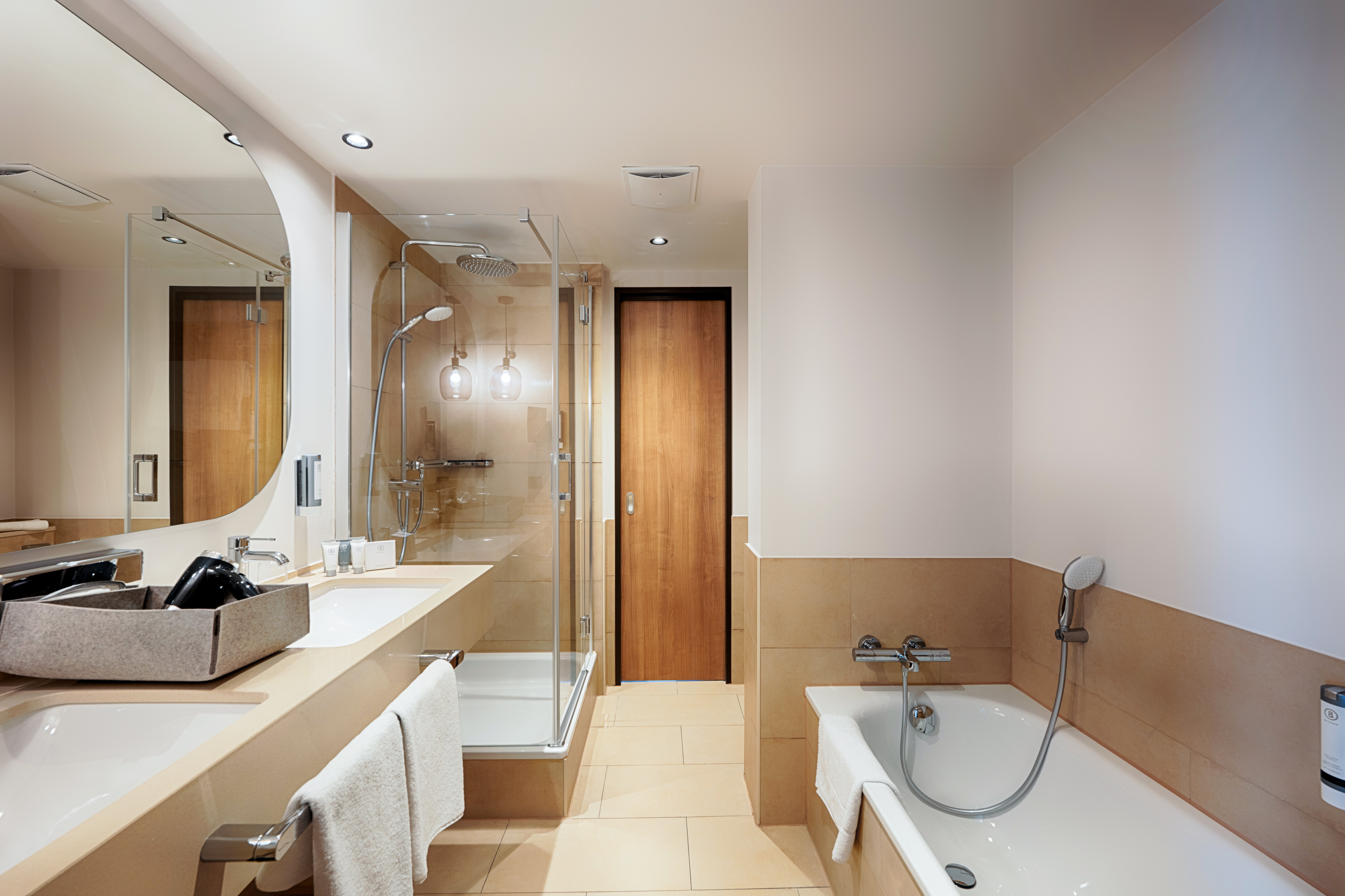 WELCOME HOTEL DARMSTADT CITY-guestroom-WELCOME HOTEL DARMSTADT SUITE BAD.jpg