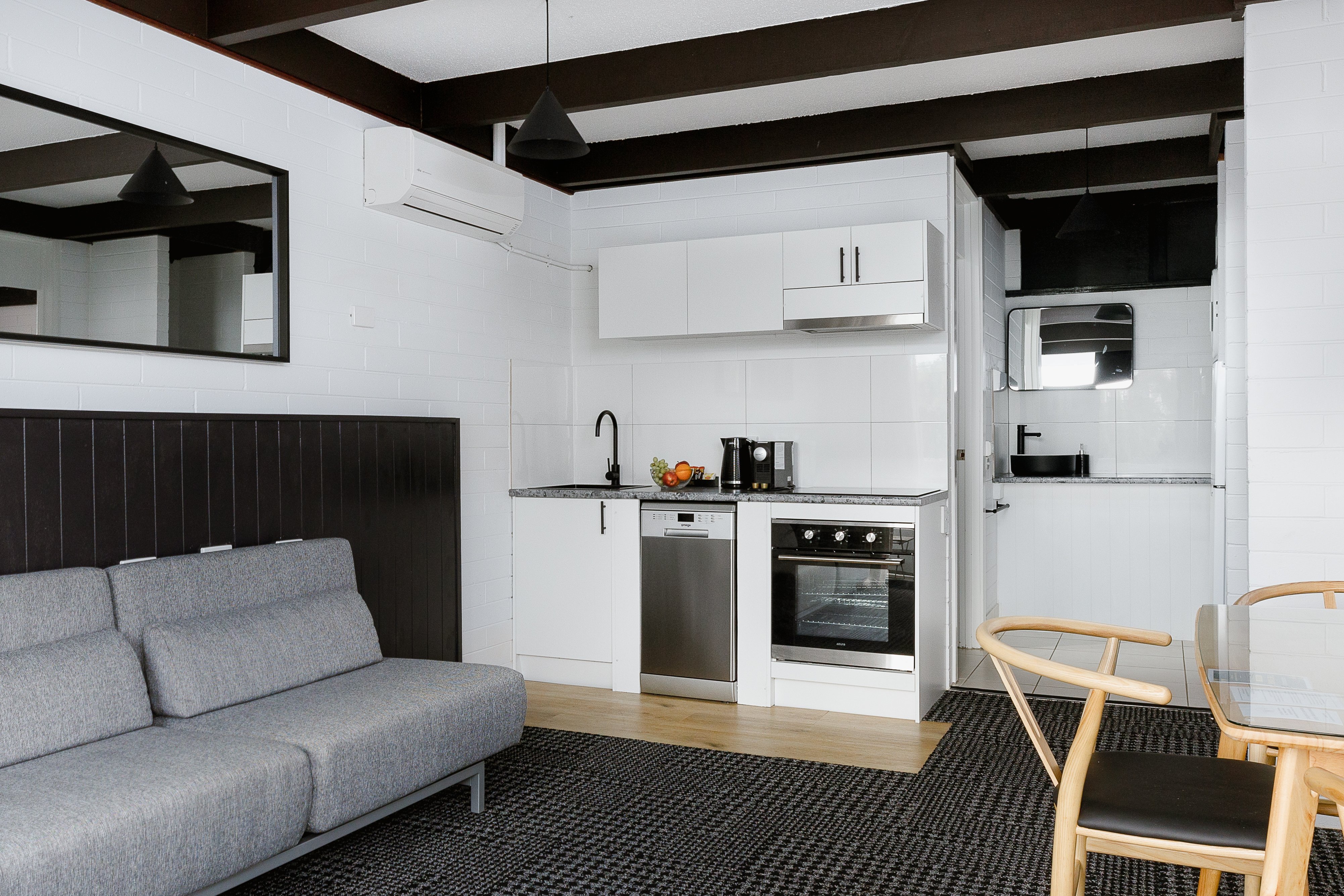 M Hotel-guestroom-Deluxe Apartment.jpg