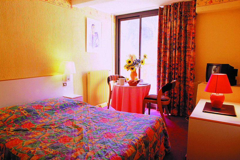 HOTEL CLUB DU SOLEIL LES BERGERS-guestroom-PRALOUP (Standard room).jpg