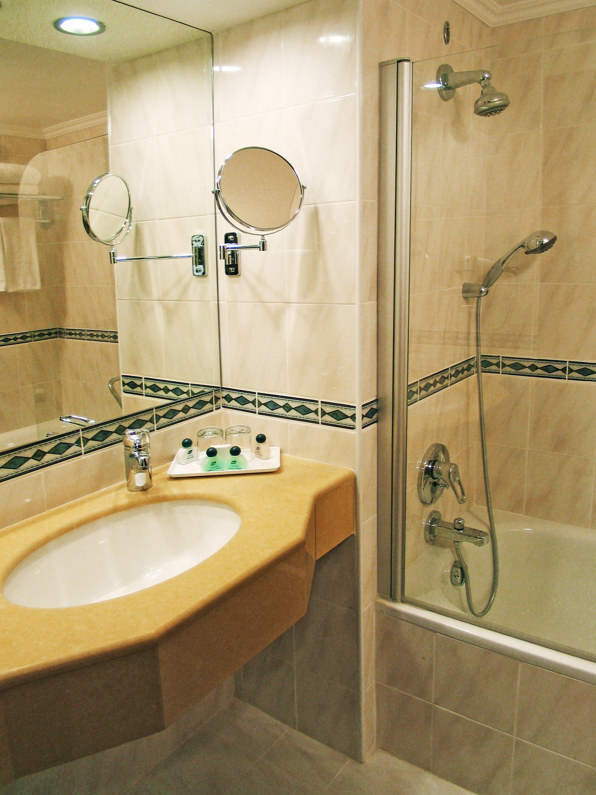 Grand Beach Tel Aviv-guestroom-Bathroom.jpg