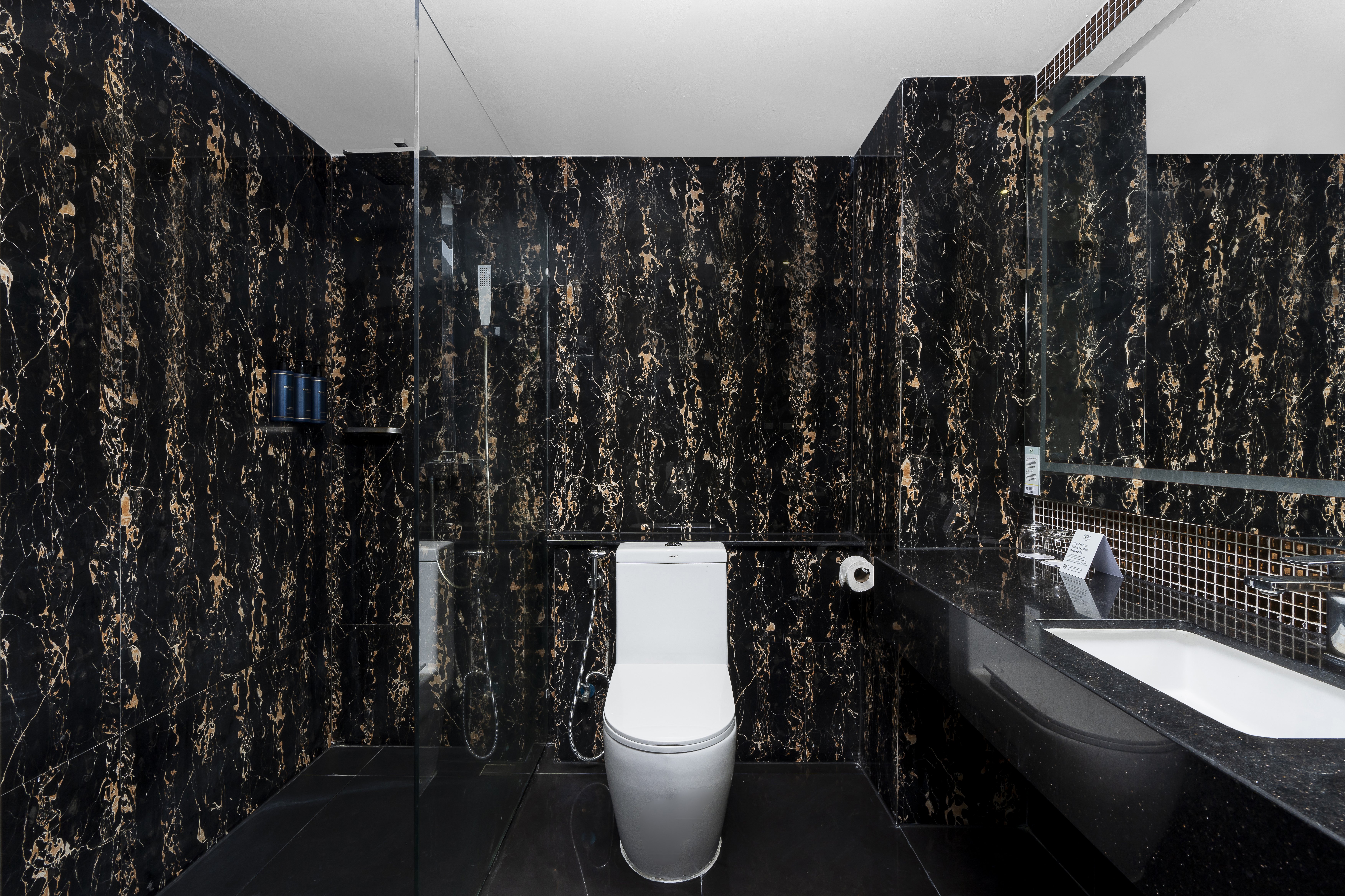 GARNER HOTEL PATTAYA CENTRAL BY IHG-guestroom-Guest Bathroom.jpg