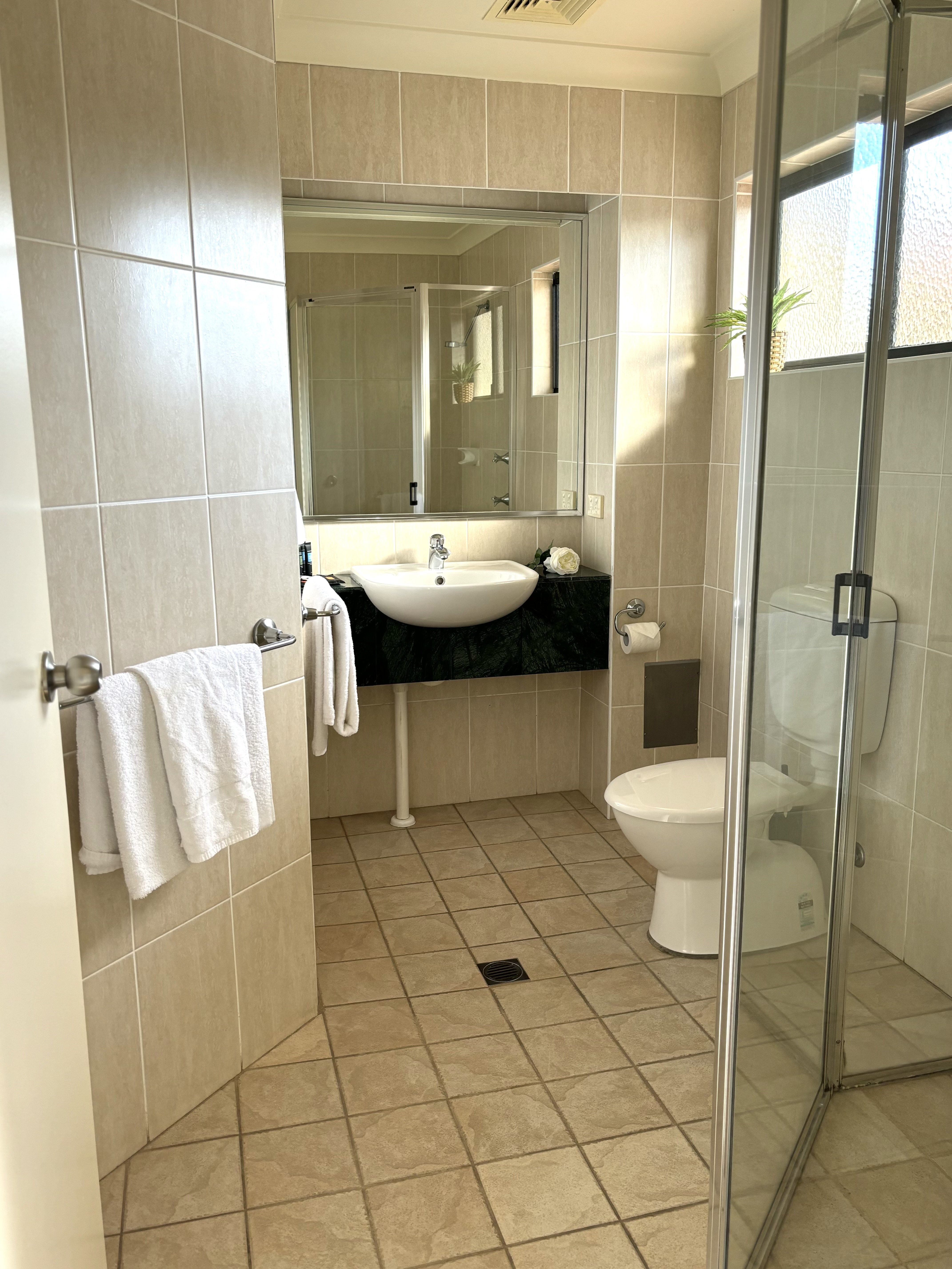 TURNERS VINEYARD-guestroom-Bathroom.jpg