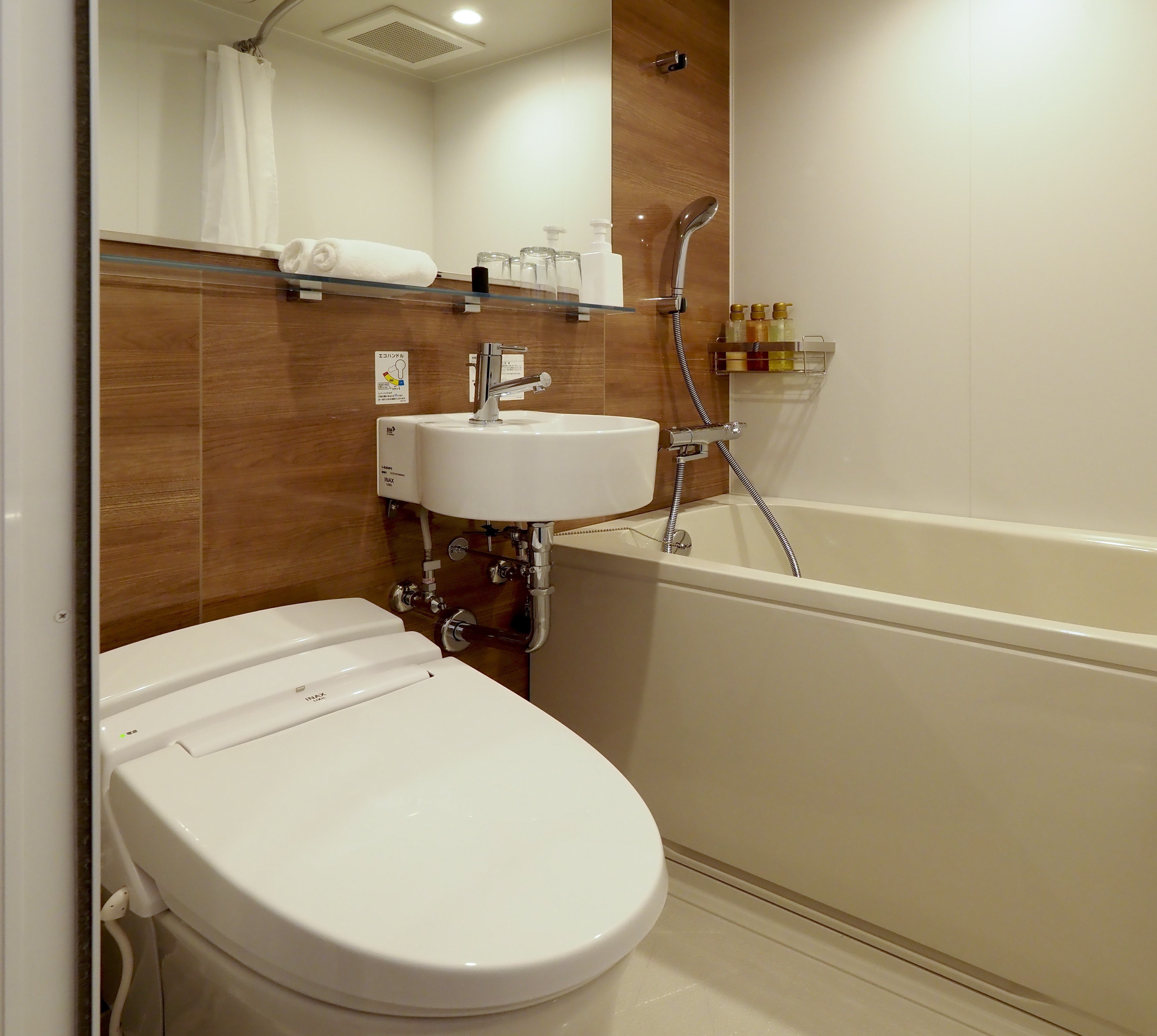 VILLAGE HOTEL YOKOHAMA-guestroom-Bathroom edit.jpg