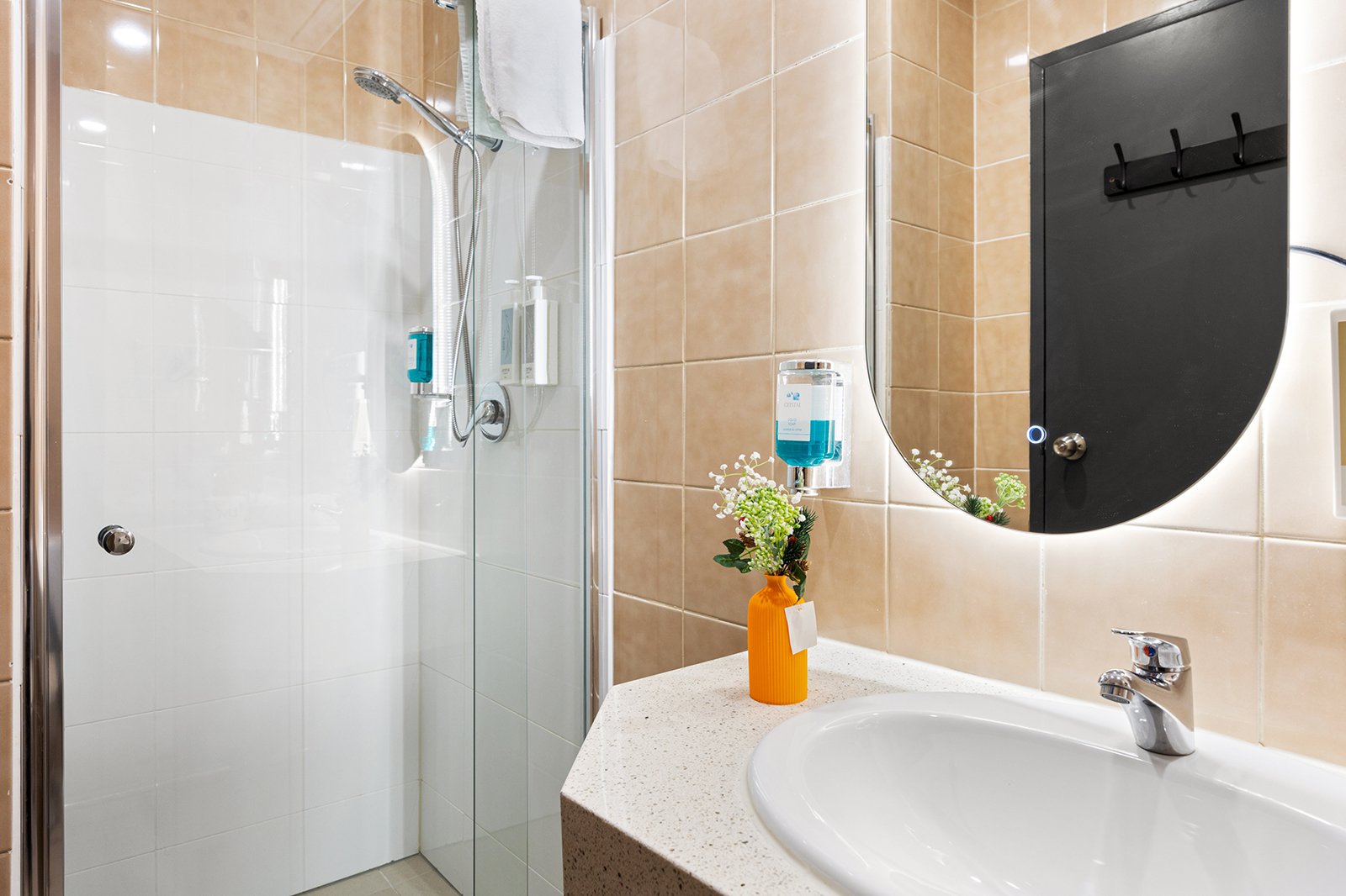 Eminence on Bank-guestroom-PREMIUM KING TWIN ROOM bathroom.jpg