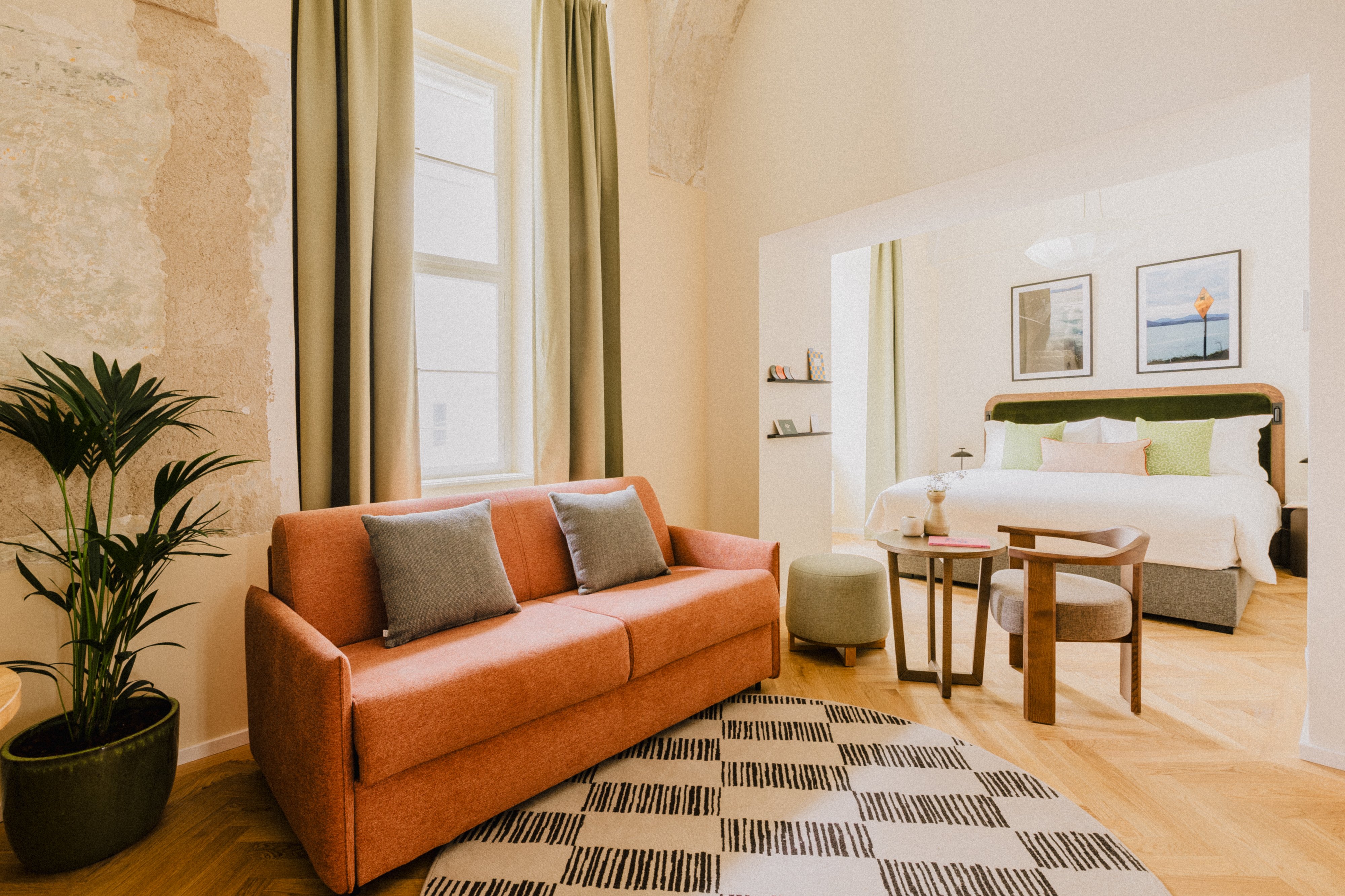 Wilde Vienna Fleischmarkt-guestroom-S Sofa + King Bed.jpg