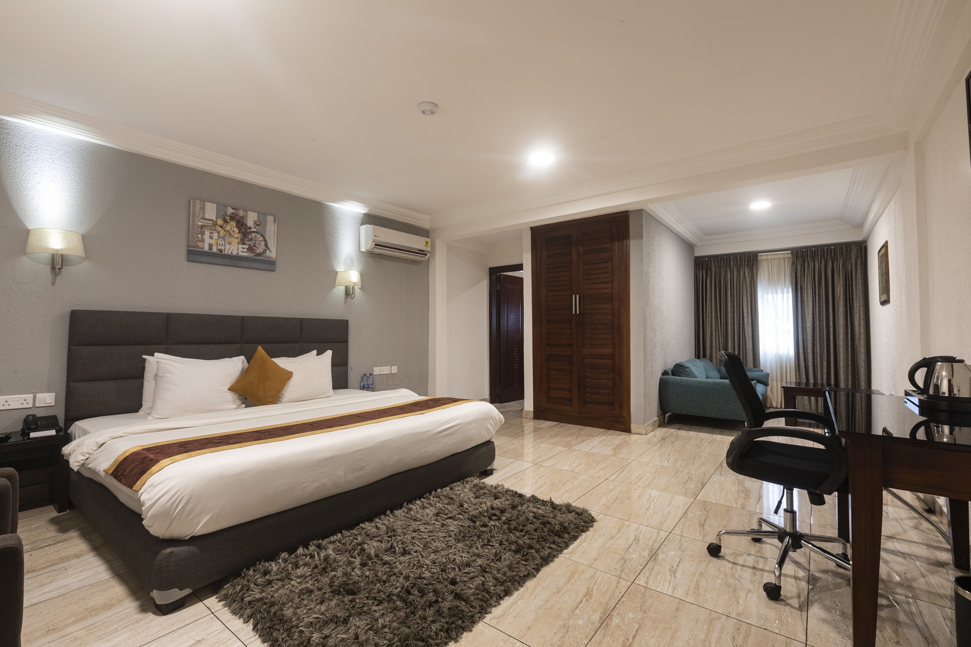 AIRPORT VIEW HOTEL-guestroom-Avrooms.jpg