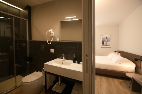 Deluxe Apartment Bathroom