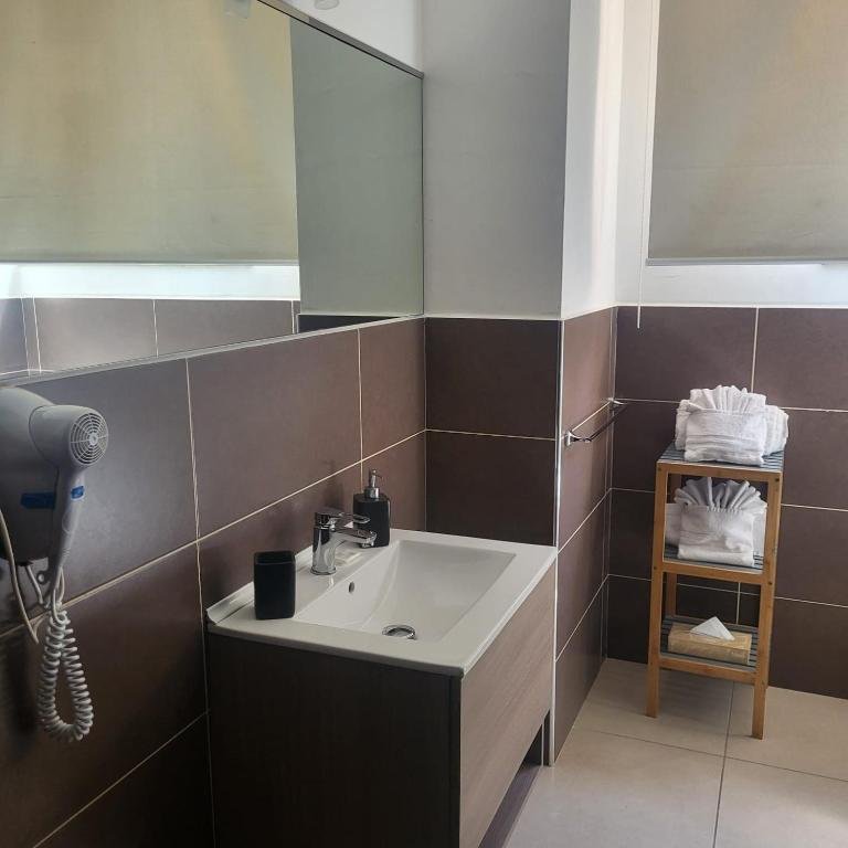 HOTEL COSTA DEL SOLE-guestroom-BATH.jpg