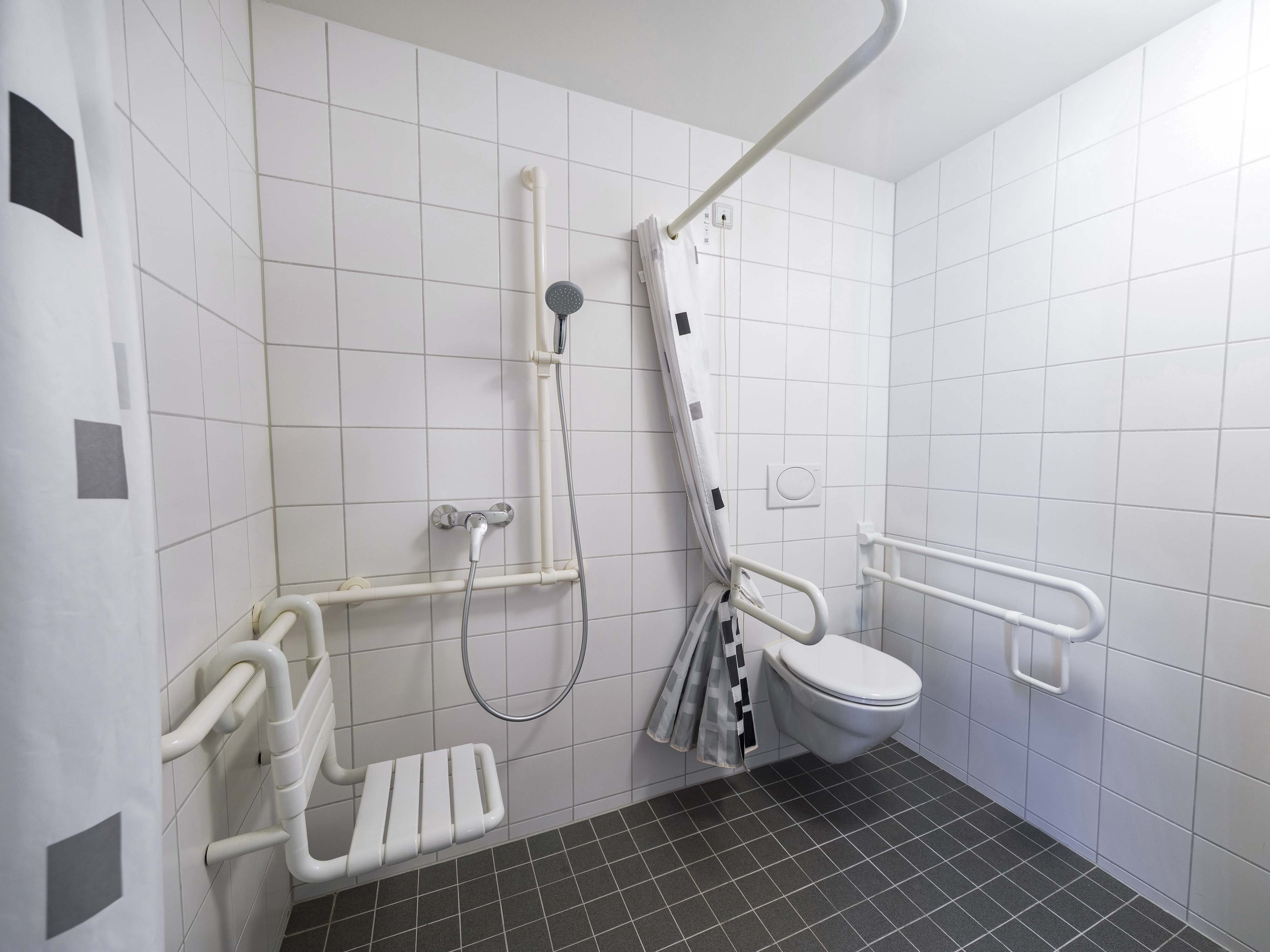 B&B HOTEL LEIPZIG-SCHONEFELD-guestroom-Hotel Leipzig Schoenefeld Accessible Bathroom.jpg