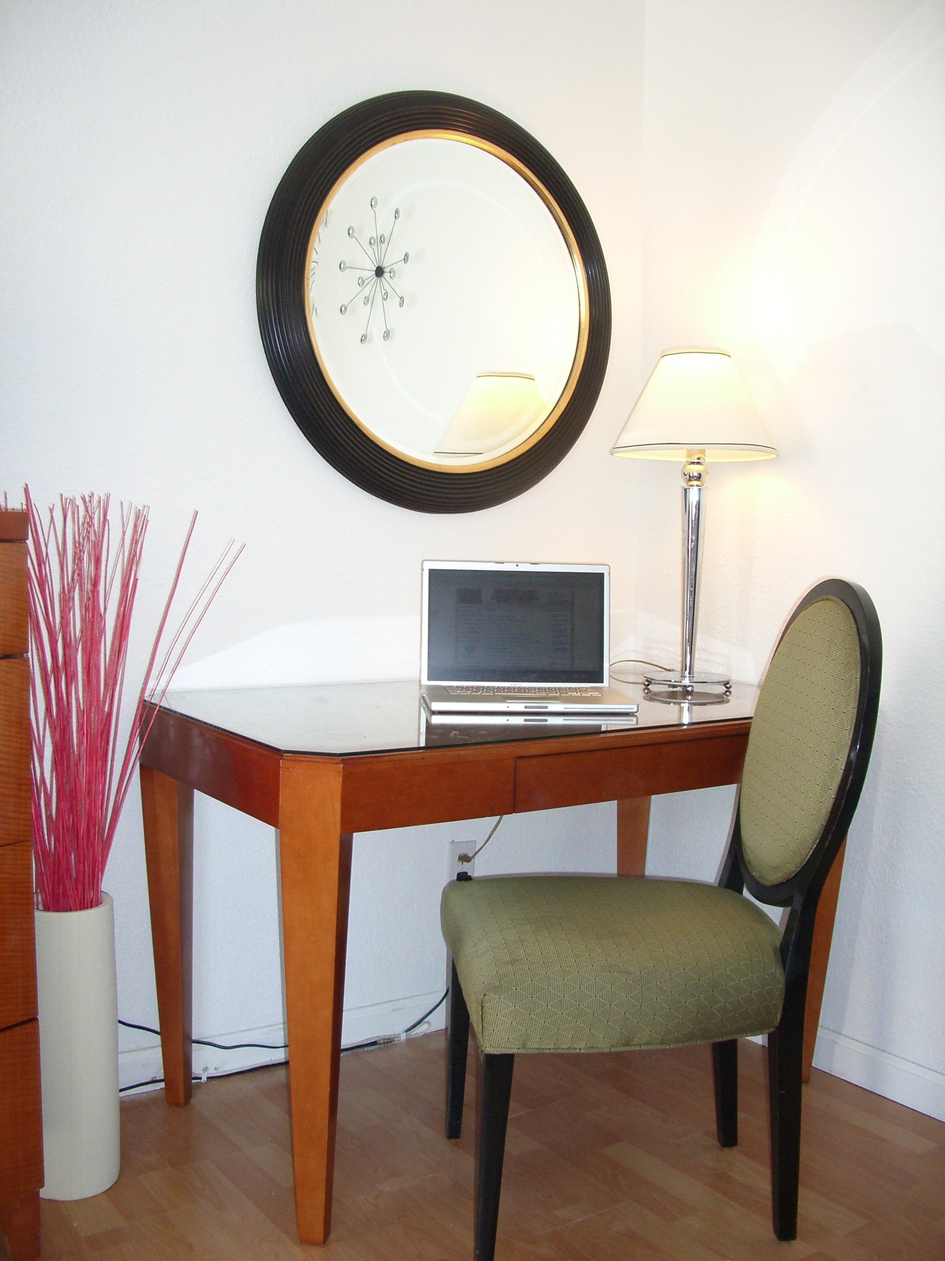 Alpine Inn & Suites-guestroom-Guest room Desk.jpg