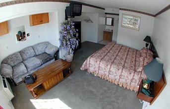 Alpine Inn & Suites-guestroom-Suite.jpg