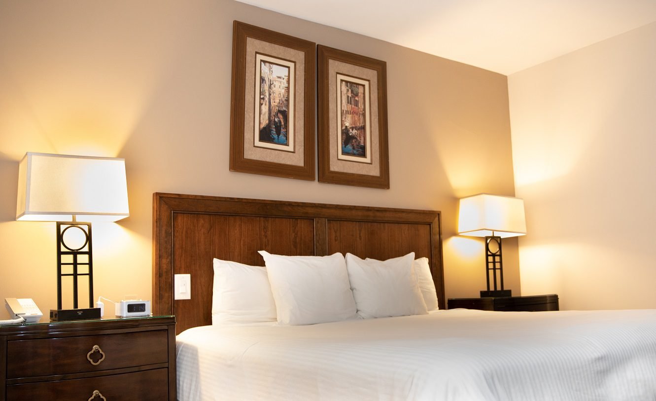 NORWALK INN AND CONFERENCE CENTER-guestroom-King.jpg