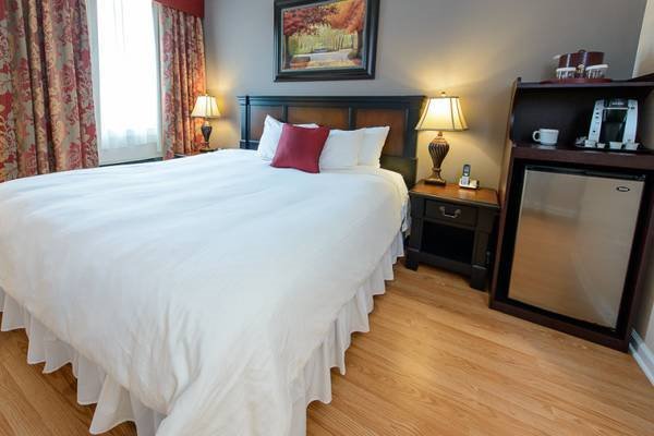 NORWALK INN AND CONFERENCE CENTER-guestroom-Superior Hotel Suites King.jpg