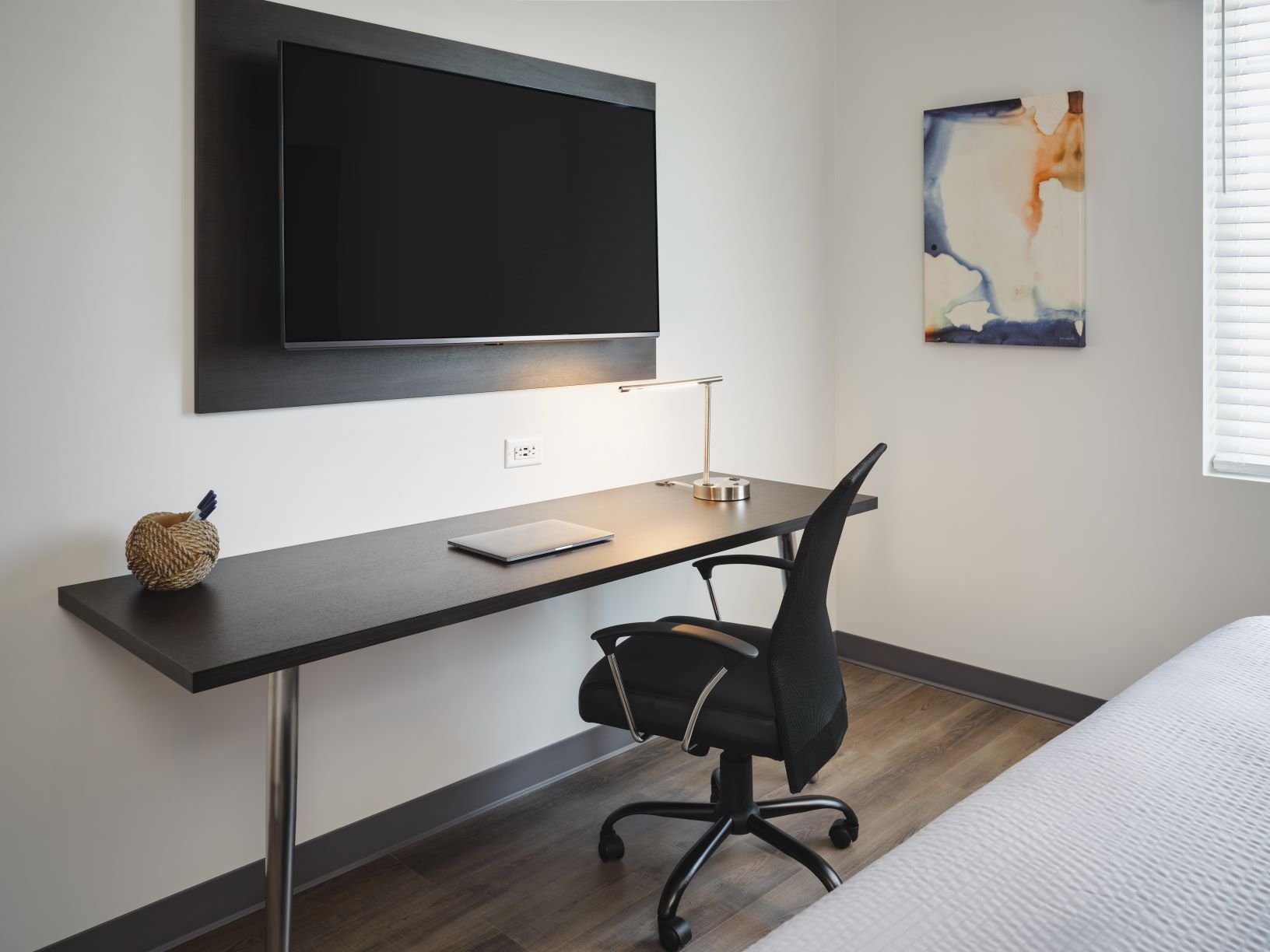 stayAPT Suites Lebanon-Nashvil-guestroom-Desk Bed Small King.jpg
