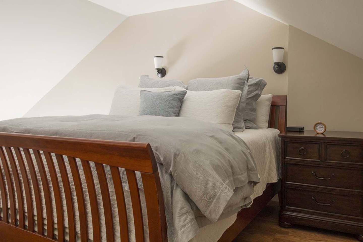 WHITE HOUSE INN-guestroom-Deluxe Loft Queen.jpg