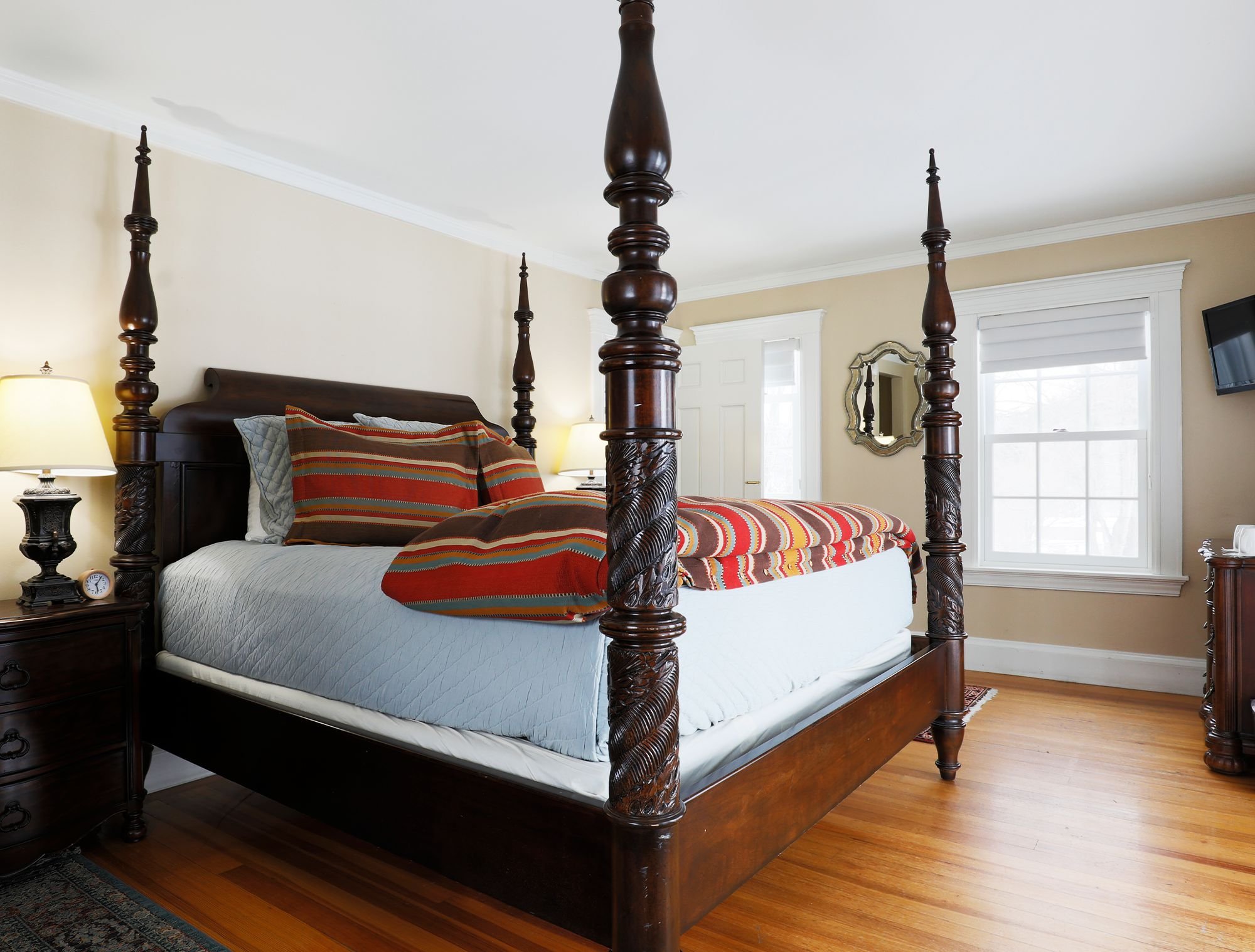WHITE HOUSE INN-guestroom-Junior Suite.jpg