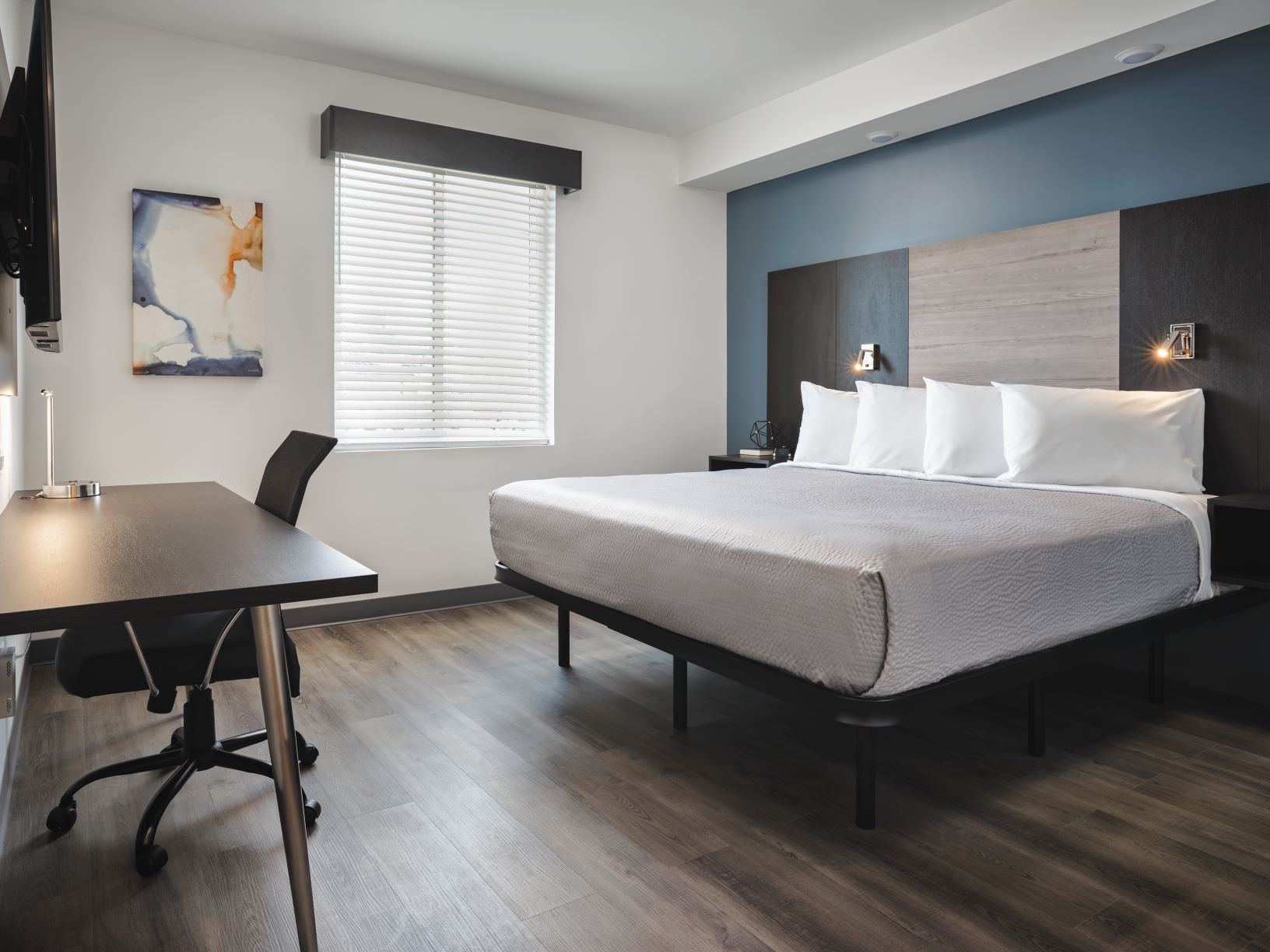 STAYAPT SUITES COLUMBUS-guestroom-King Bed Small.jpg