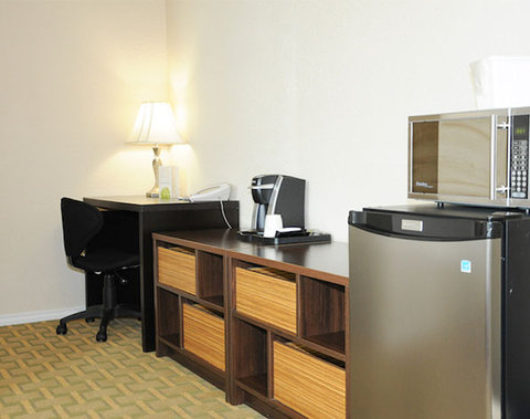 STANDARD ONE QUEEN BED INTERIOR