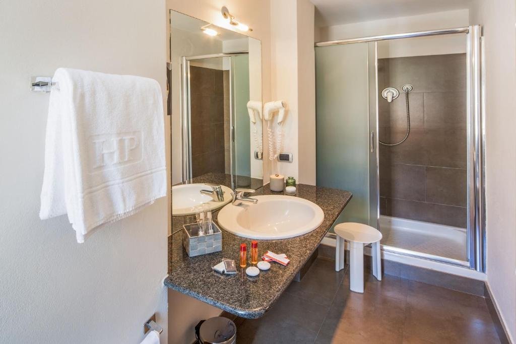 PHI HOTEL PALIO - ASTI-guestroom-Bathroom.jpg