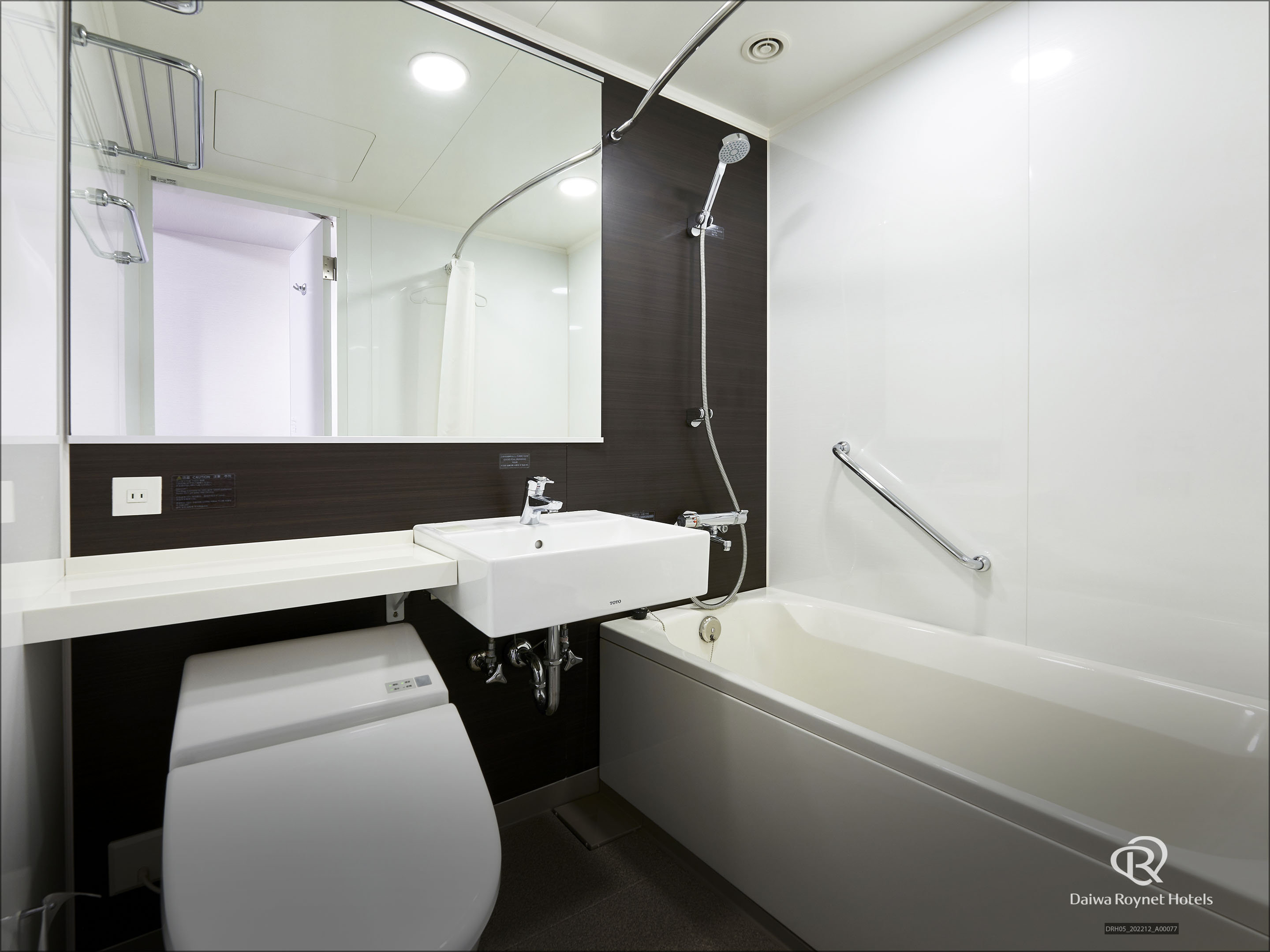 DAIWA ROYNET OSAKA KITAHAMA-guestroom-Standard Double Room Bathroom.jpg
