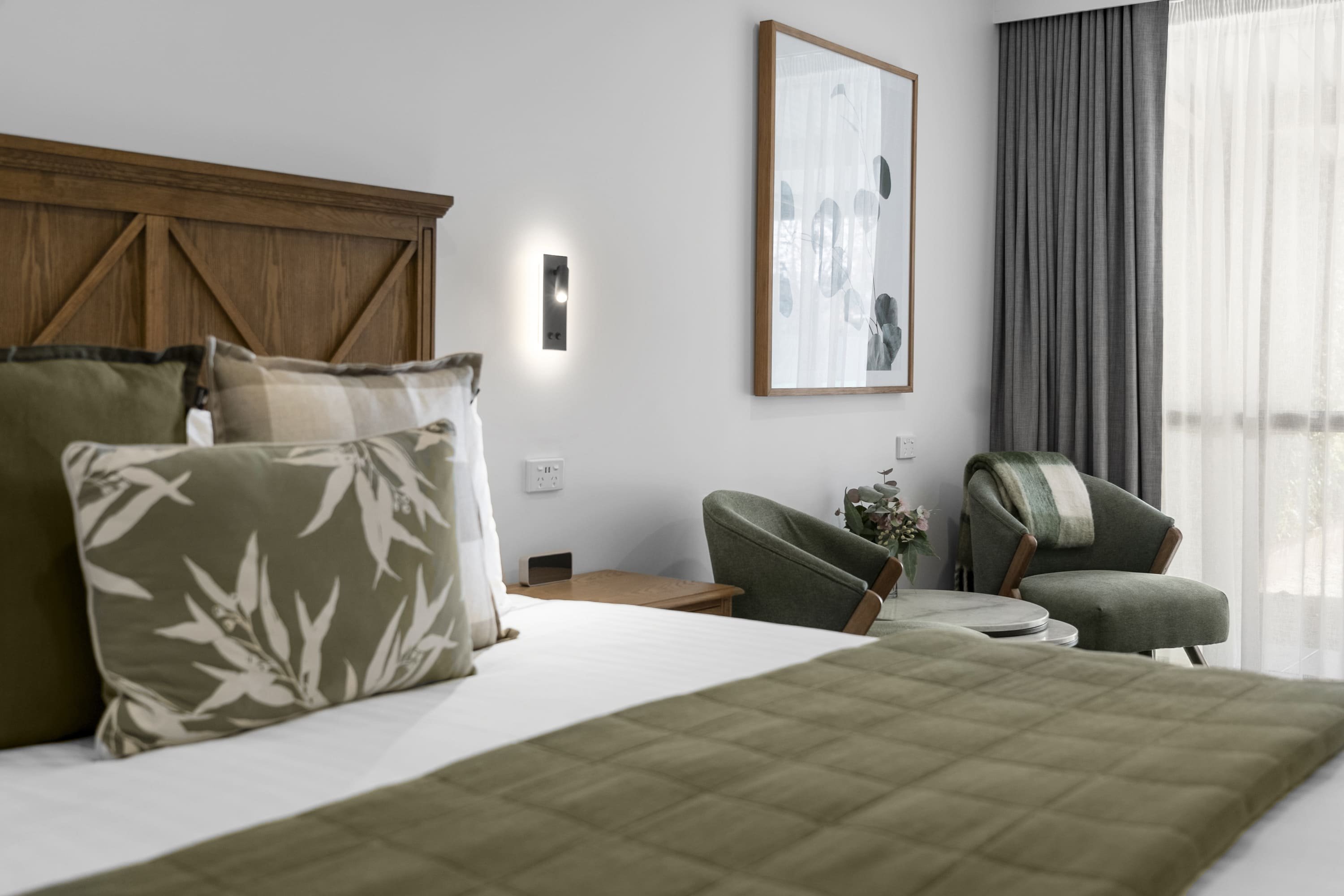 BEECHWORTH MOTOR INN-guestroom-Premier King.jpg