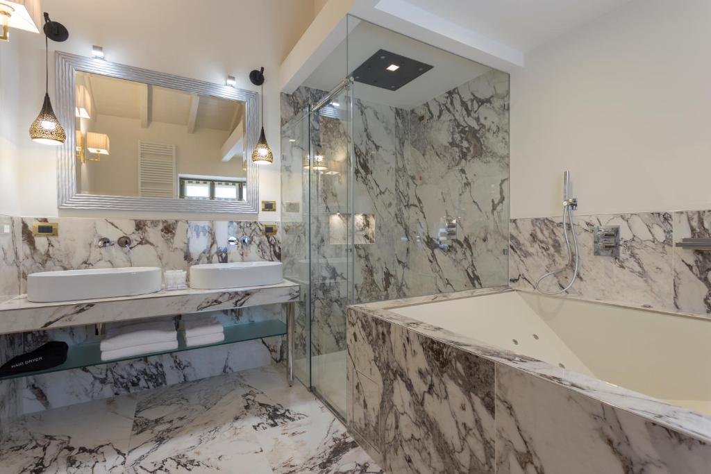 VILLA ZOPPI-guestroom-BATHROOM.jpg