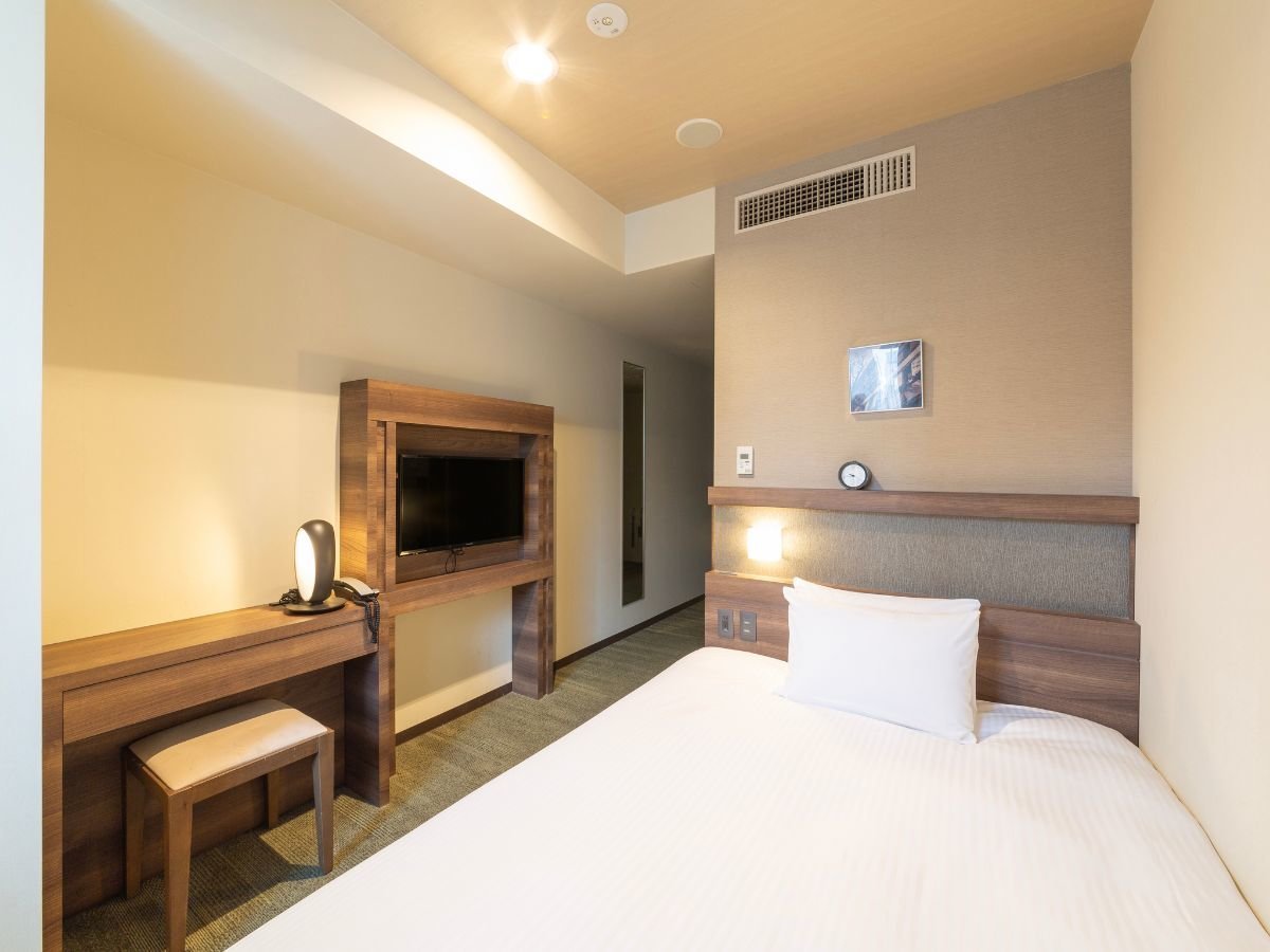 HOTEL KEIHAN YODOYABASHI-guestroom-semi double room.jpg