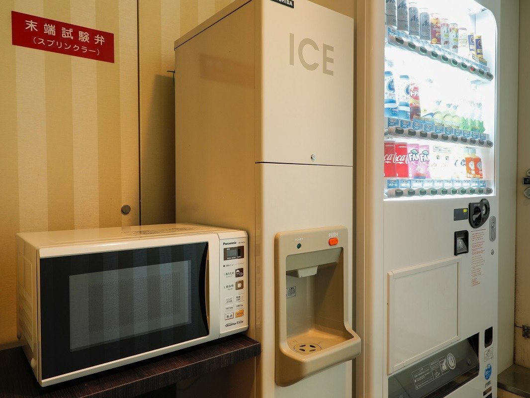 HOTEL KEIHAN UNIVERSAL TOWER-guestroom-microwave.jpg
