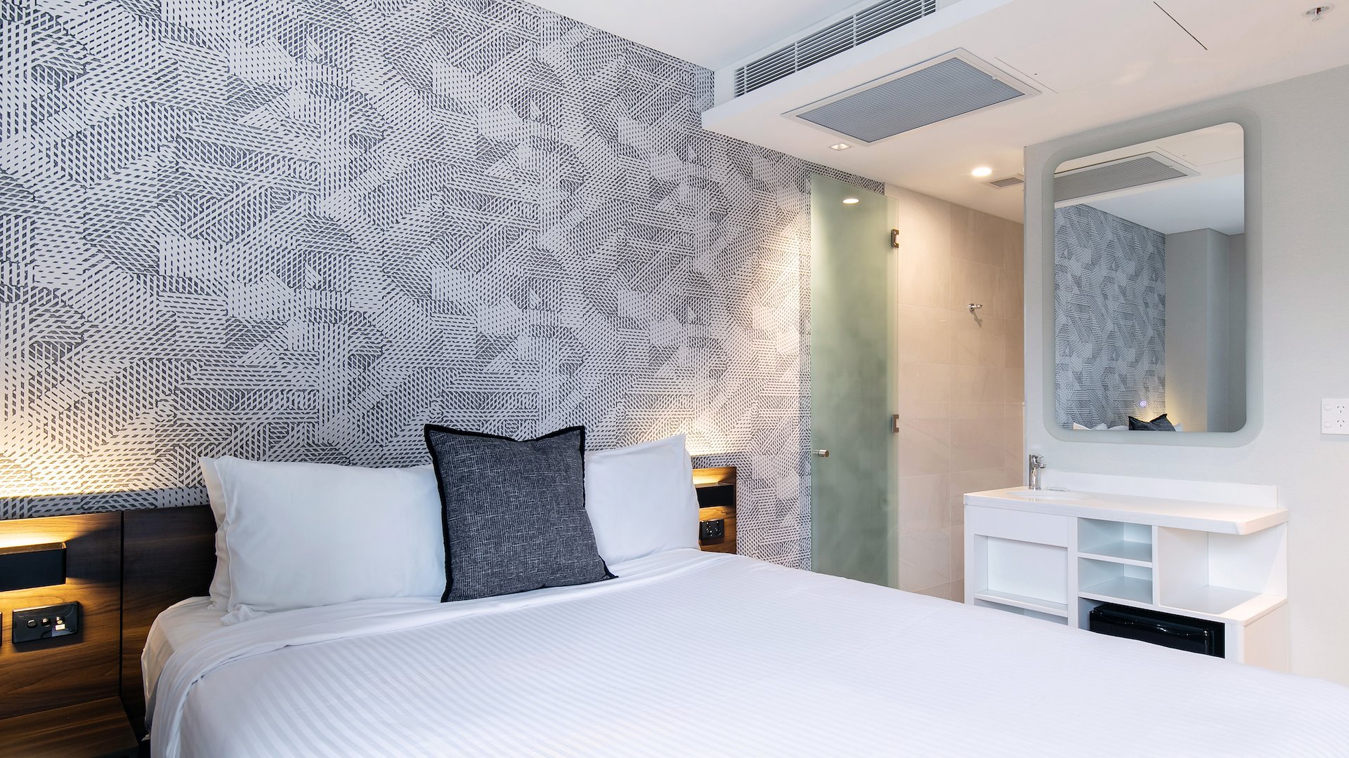 HOTEL KITH DARLING HARBOUR-guestroom-Petite Queen.jpg