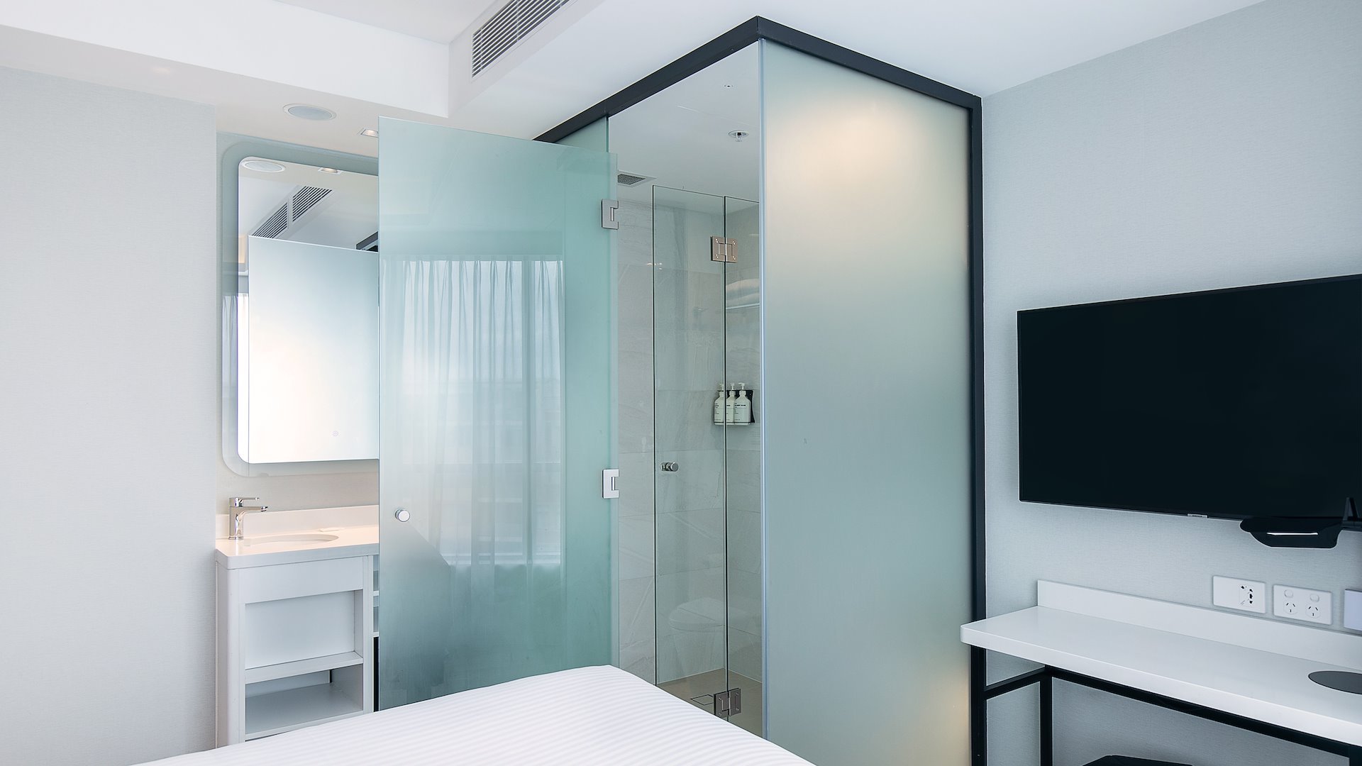 HOTEL KITH DARLING HARBOUR-guestroom-Petite Queen Bathroom.jpg