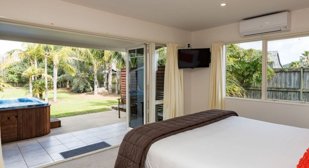 Taipa Beach Resort-guestroom-Bedroom Suite.jpg