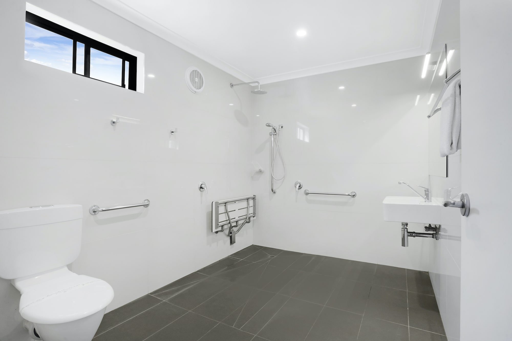 THE GREAT OCEAN ROAD STUDIOS-guestroom-Accessible Family Studio Bathroom.jpg