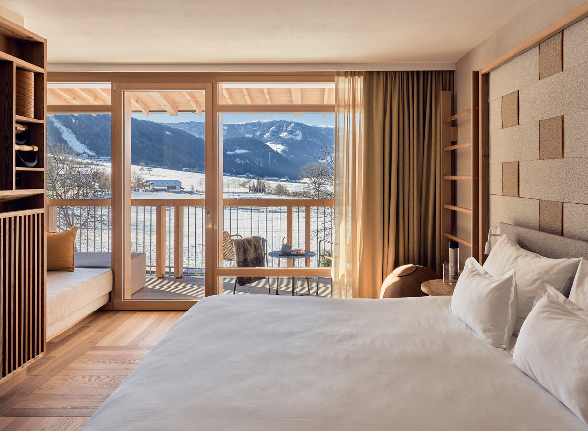 FALKENSTEINER HOTEL KRONPLATZ-guestroom-Bb Falkensteiner Kronplatz Winter Room RET.jpg