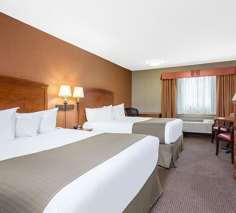 CANMORE INN SUITES-guestroom-Deluxe Two Queen Roadside.jpg