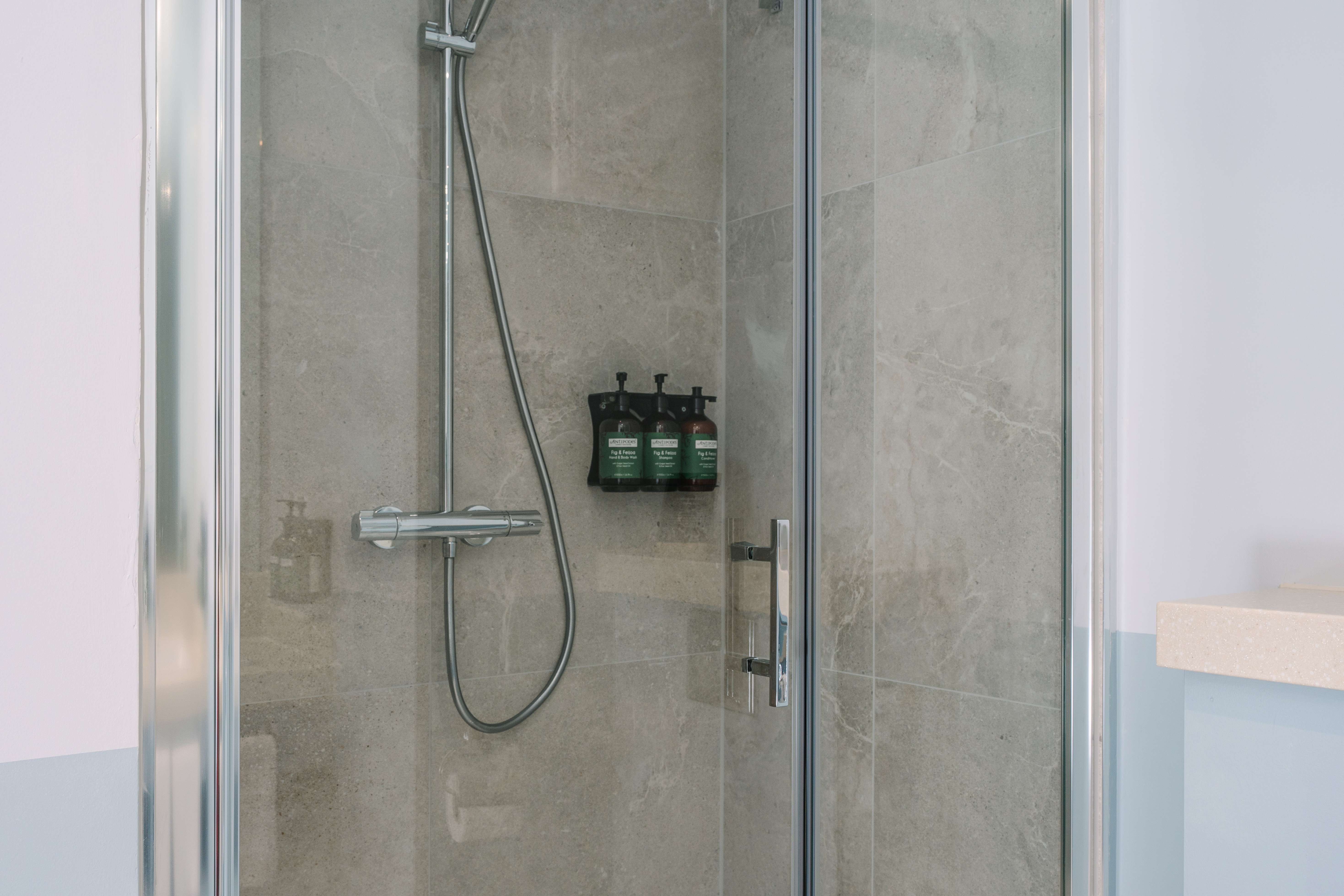 VOCO WINCHESTER HOTEL SPA BY IHG-guestroom-Suite Bathroom.jpg