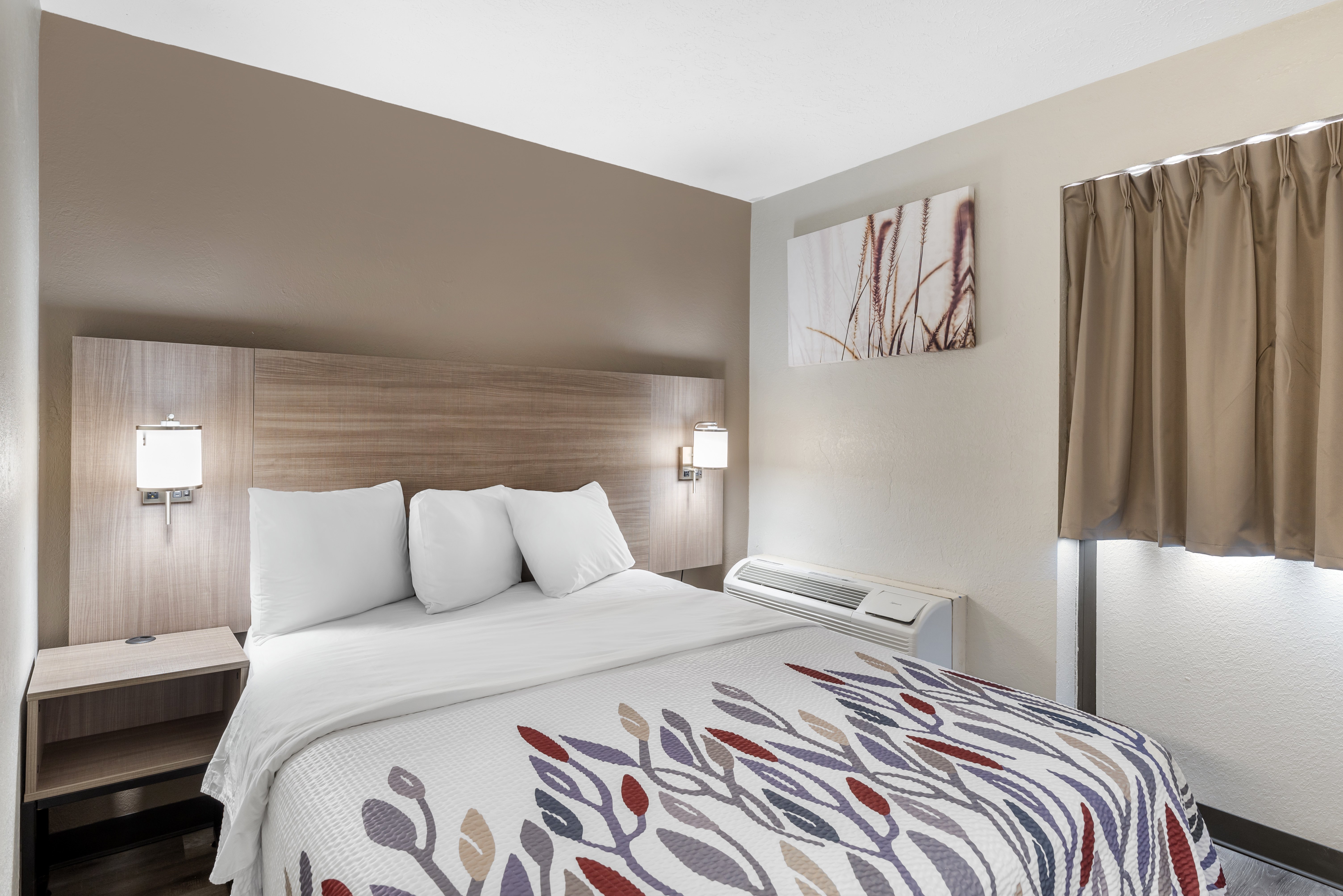 RED ROOF DOSWELL-KINGS DOMINION-guestroom-RRI NS Deluxe Queen Micro PRO Approved NDQM.jpg