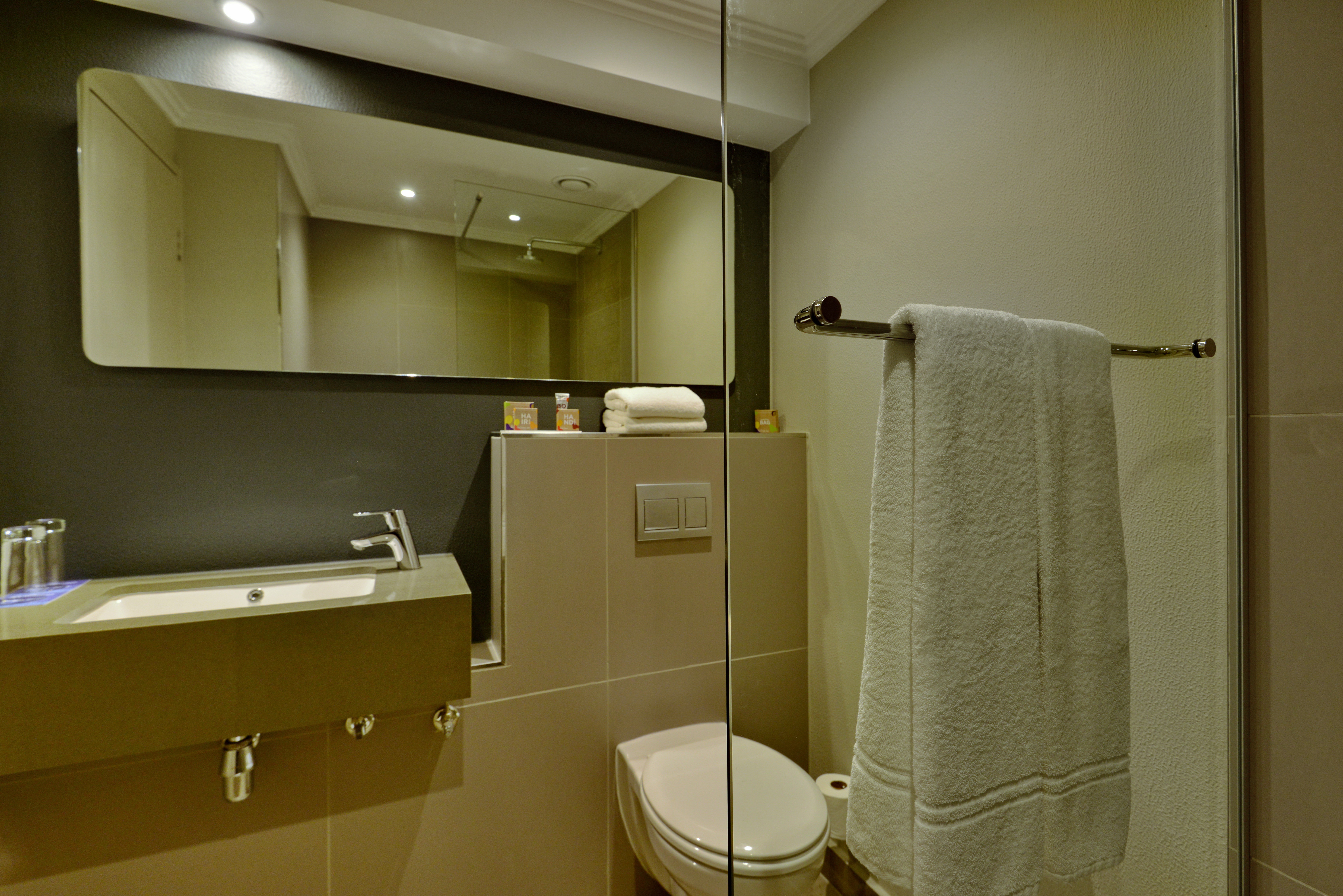 TOWN LODGE BELLVILLE-guestroom-Town Lodge Bellville Bathroom.jpg