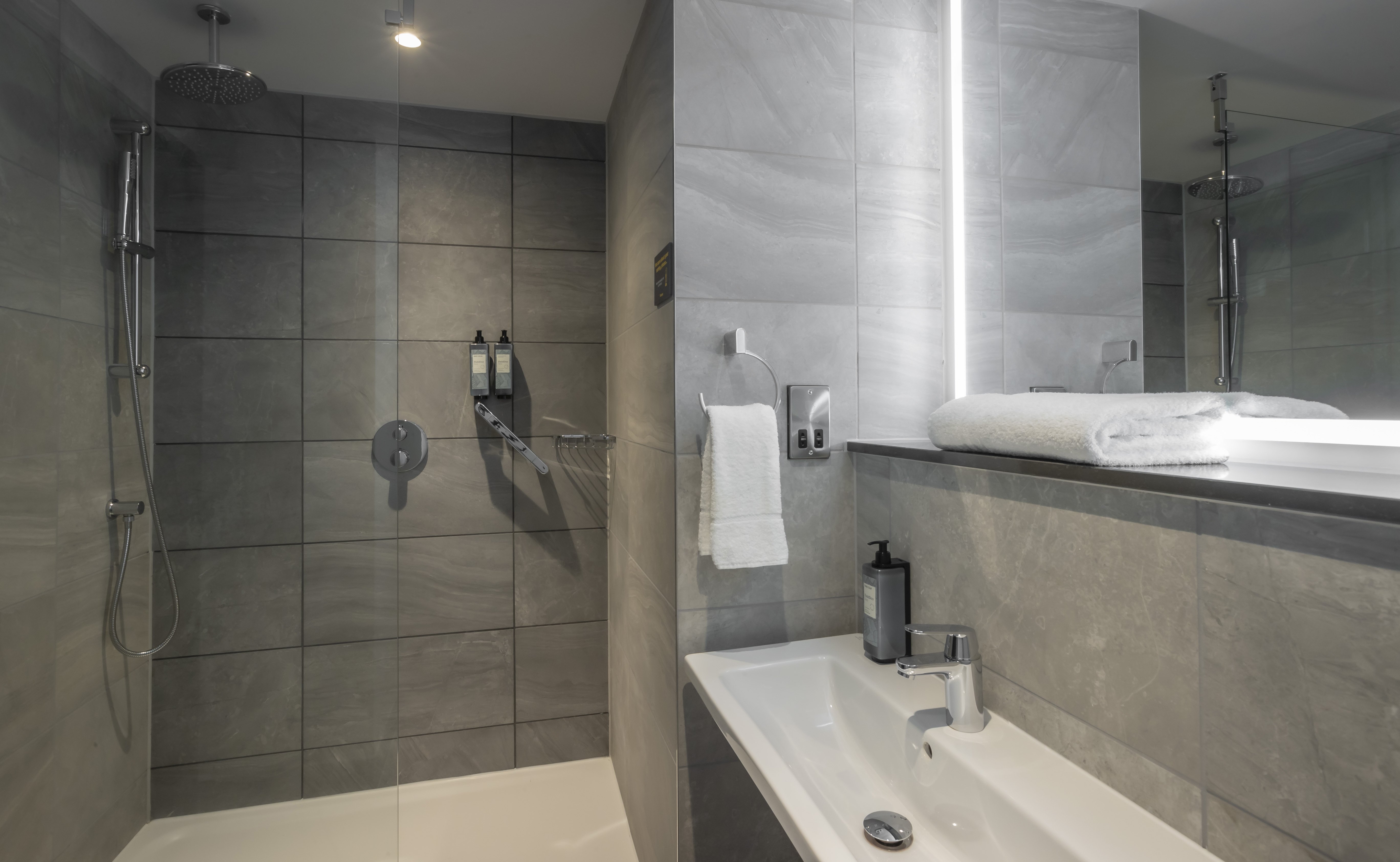 MALDRON MANCHESTER CATHEDRAL QTR.-guestroom-Bathroom.jpg