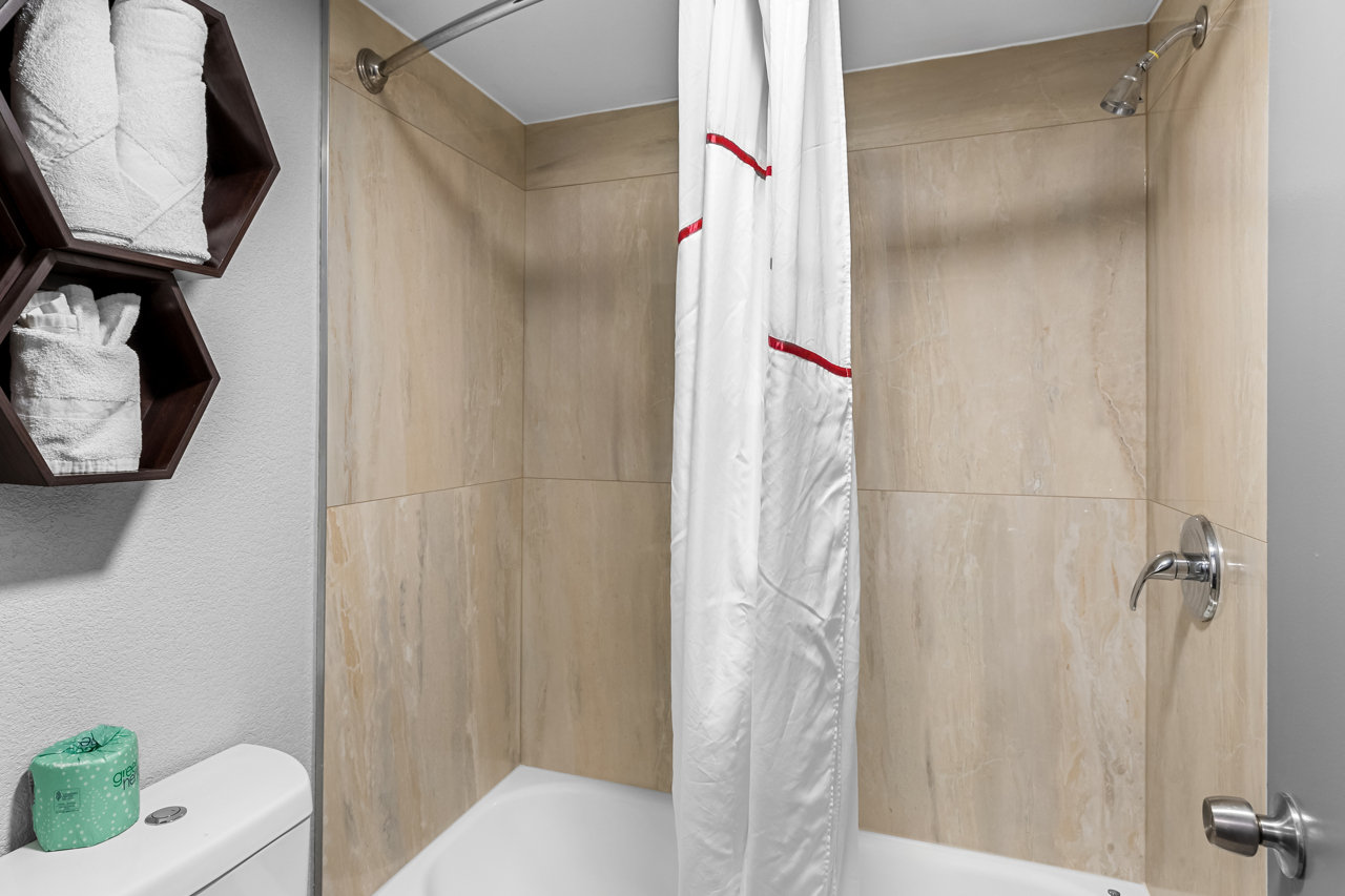 HOMETOWNE STUDIOS RICHMOND SANDSTON-guestroom-HTS S Studio Full Bathroom PRO Approved.jpg